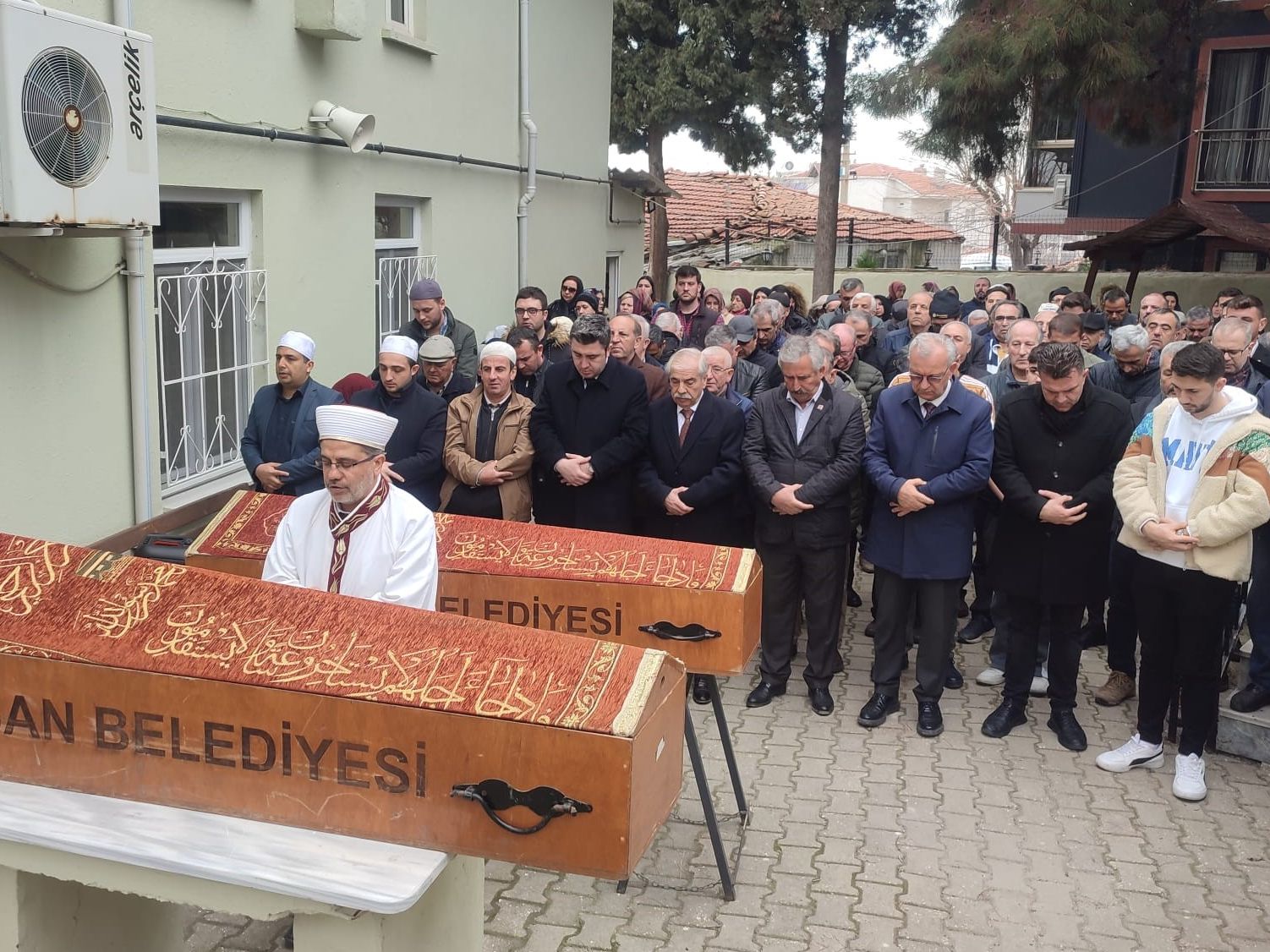 Bu acıya yürek dayanmaz! Baba oğul birkaç saat arayla hayatını kaybetti Bu acıya yürek dayanmaz! Baba oğul birkaç saat arayla hayatını kaybetti - 1. Resim