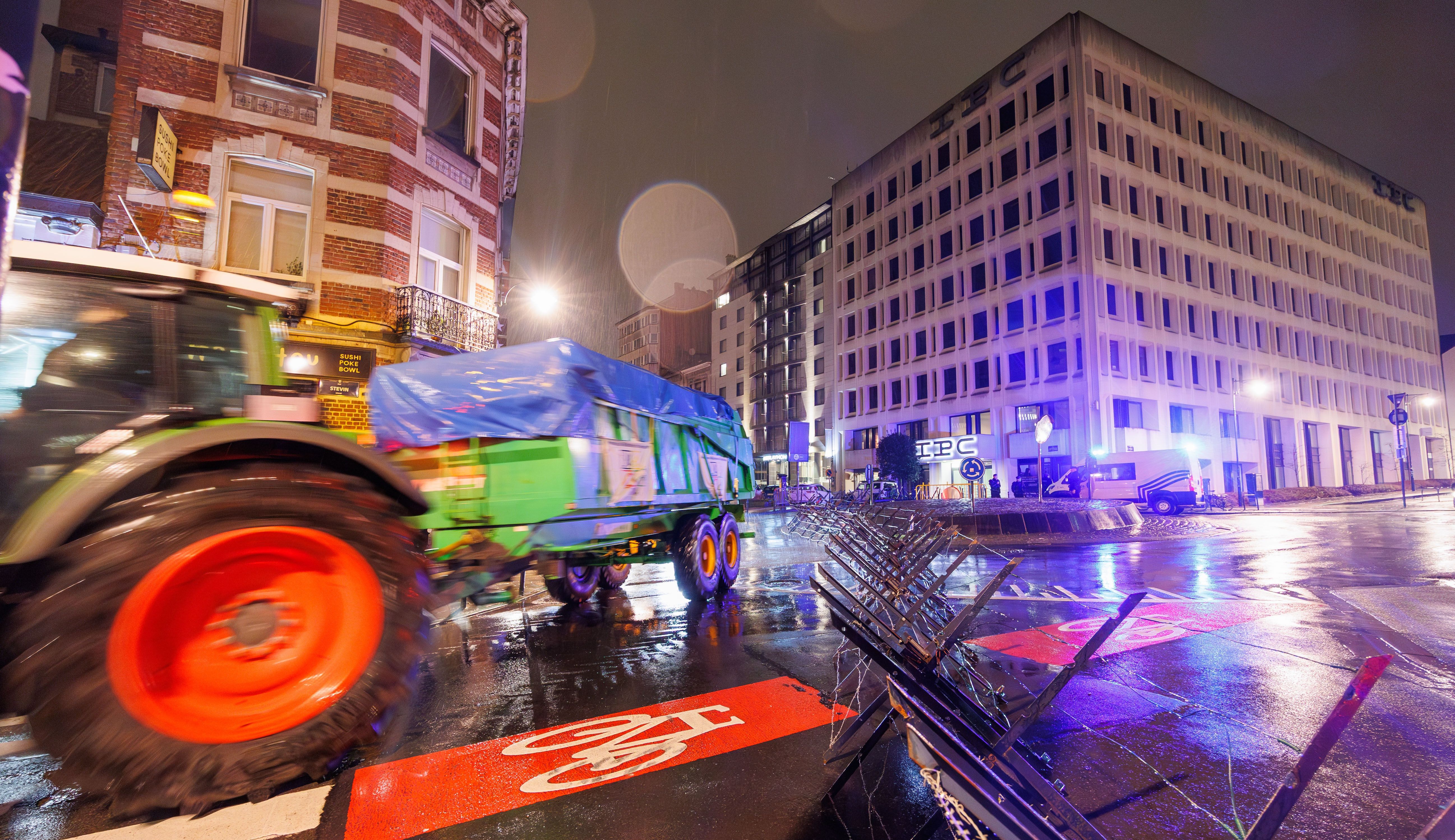 Çiftçiler Belçika'da da ayaklandı! Saman balyalarını yaktılar, polisle çatıştılar - 1. Resim