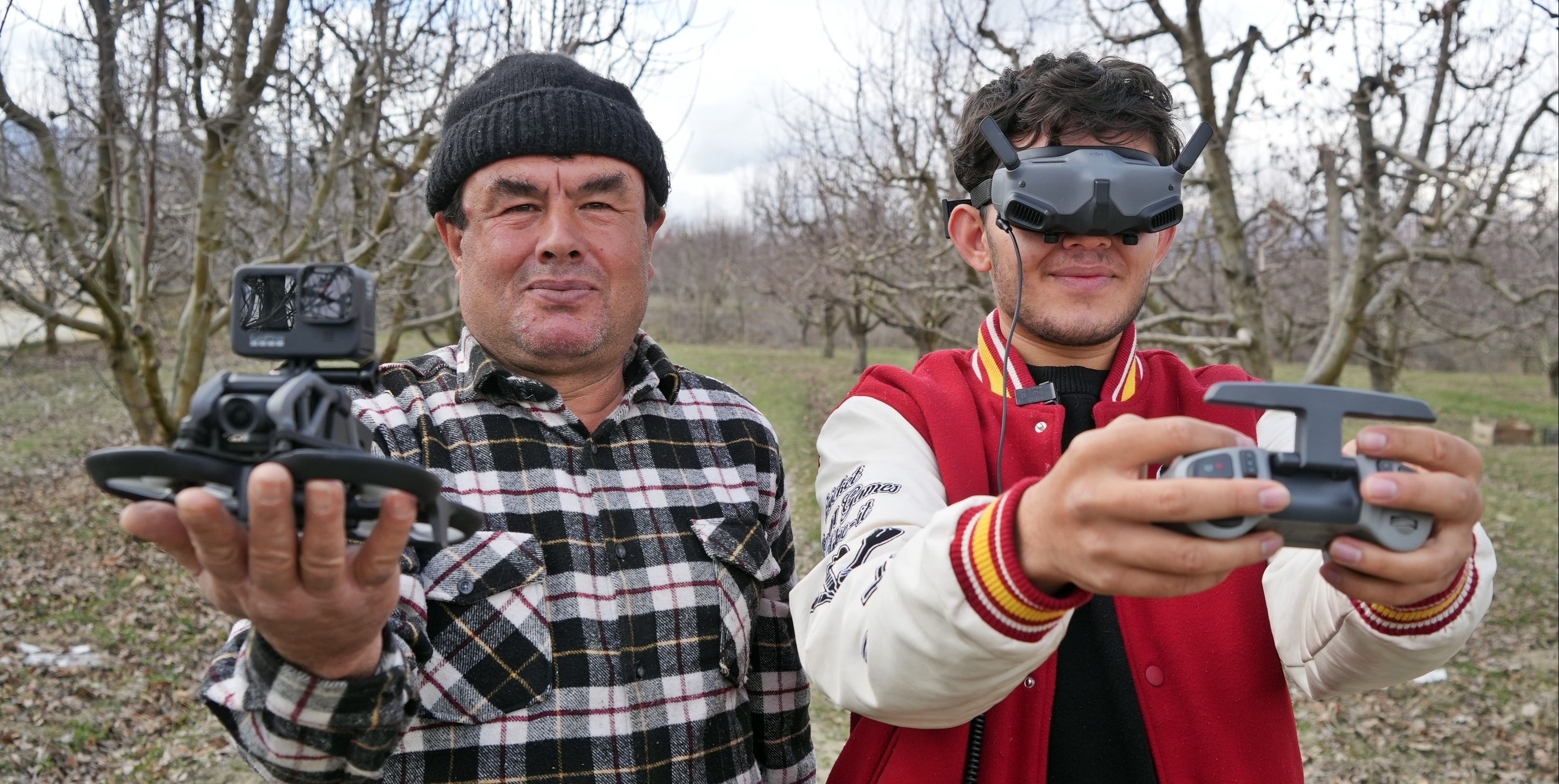 Dron korkusuyla traktörün altına saklanan baba konuştu: İlaçla virüs yayacak sandım - 1. Resim