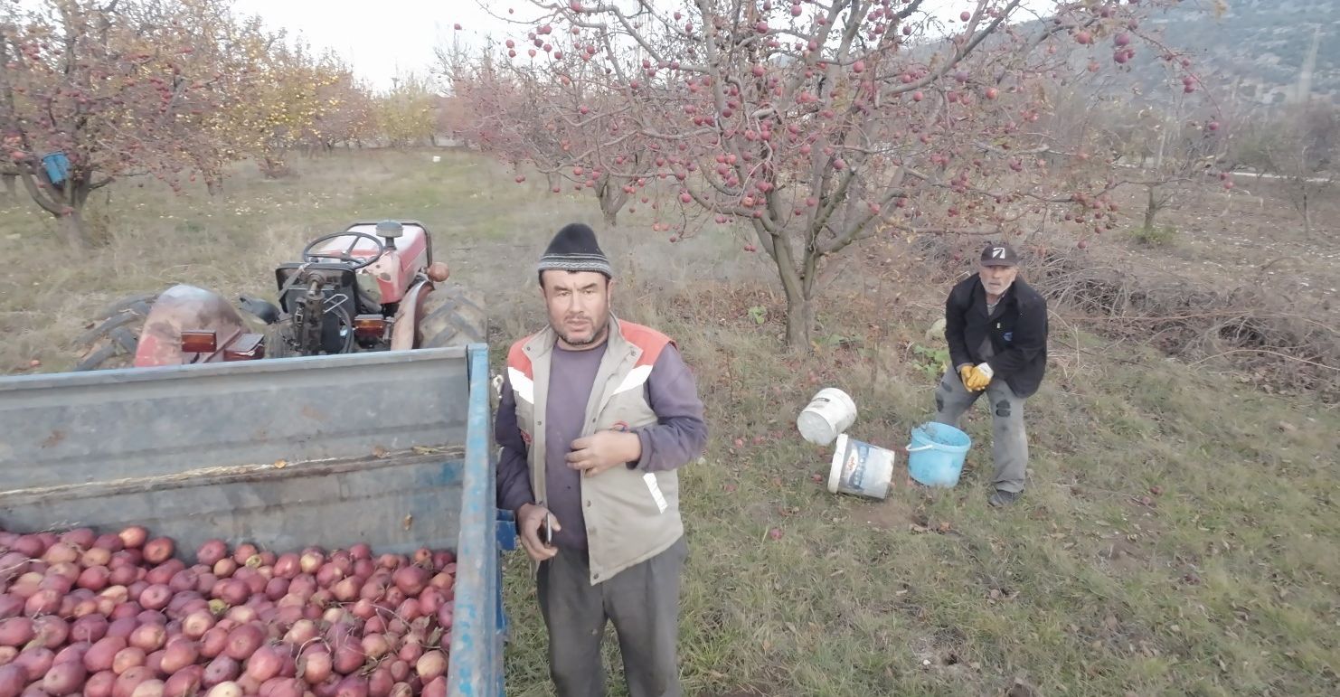 Dron korkusuyla traktörün altına saklanan baba konuştu: İlaçla virüs yayacak sandım - 2. Resim