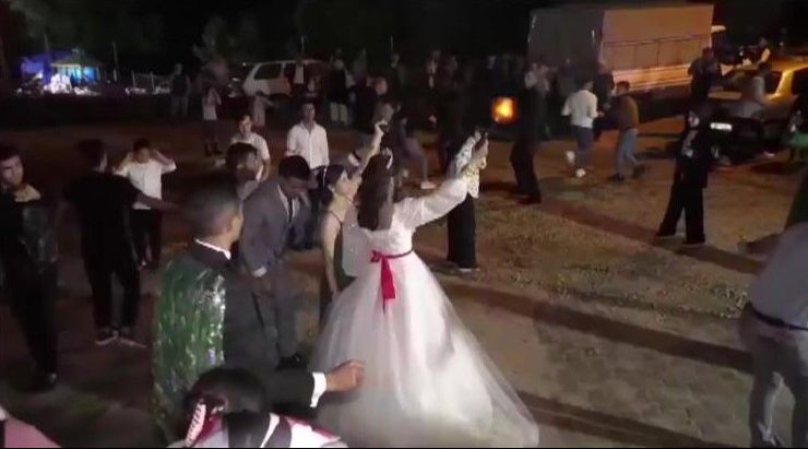 Kurşunların havada uçuştuğu düğünün yeni görüntüleri ortaya çıktı! Cinayet 'geliyorum' demiş... Gelin ve damat kurşun yağdırdı! Hayatını kaybeden uzman çavuşun son görüntüleri ortaya çıktı - 2. Resim