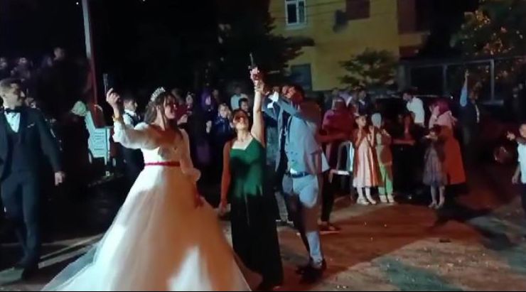 Kurşunların havada uçuştuğu düğünün yeni görüntüleri ortaya çıktı! Cinayet 'geliyorum' demiş... Gelin ve damat kurşun yağdırdı! Hayatını kaybeden uzman çavuşun son görüntüleri ortaya çıktı - 1. Resim