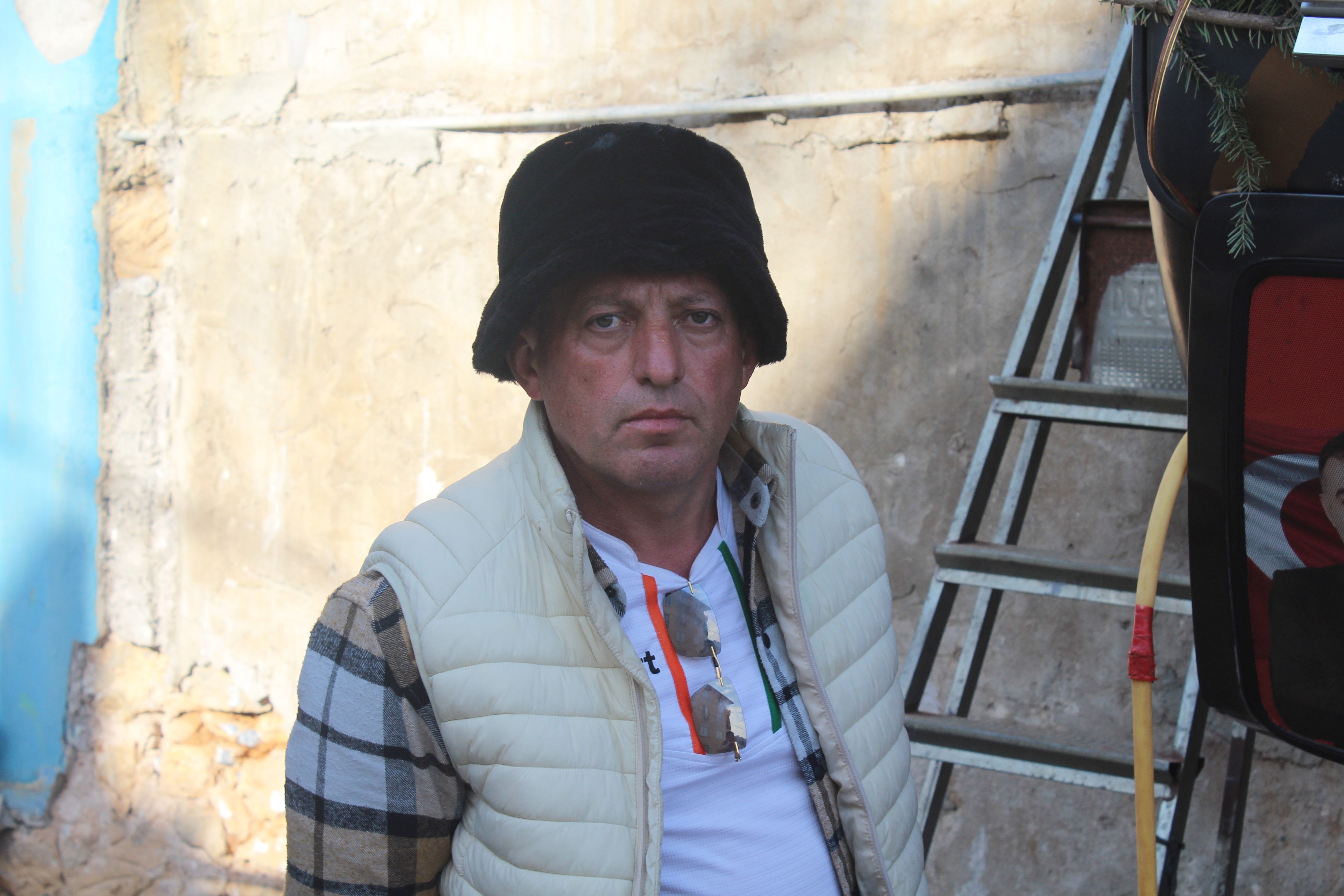 Gören dönüp bir daha baktı, mahalleli hayrete düştü! Cezalandırdığı otomobilini binaya astı Gören dönüp bir daha baktı, mahalleli hayrete düştü! Cezalandırdığı otomobilini binaya astı - 3. Resim