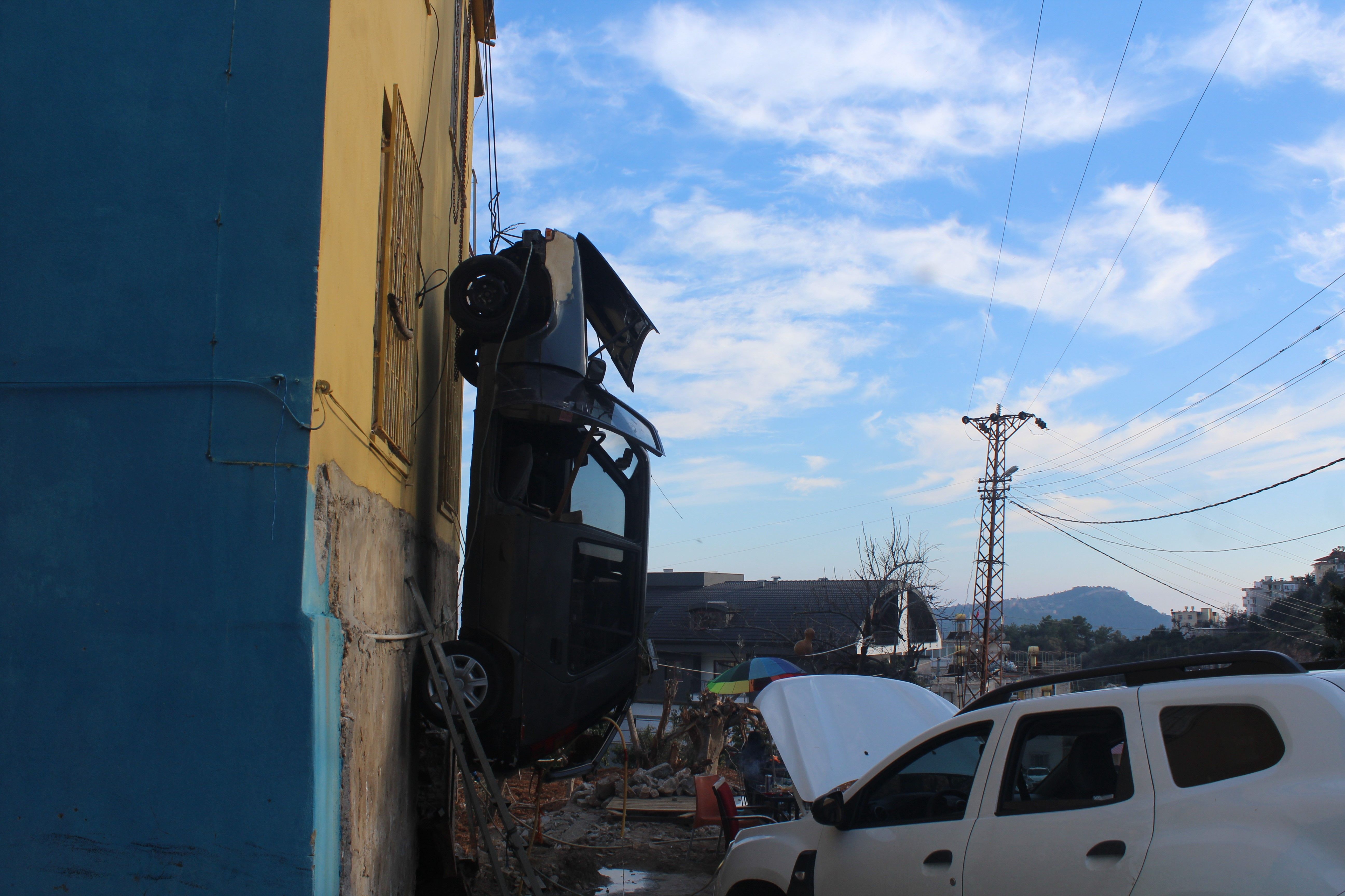 Gören dönüp bir daha baktı, mahalleli hayrete düştü! Cezalandırdığı otomobilini binaya astı Gören dönüp bir daha baktı, mahalleli hayrete düştü! Cezalandırdığı otomobilini binaya astı - 2. Resim