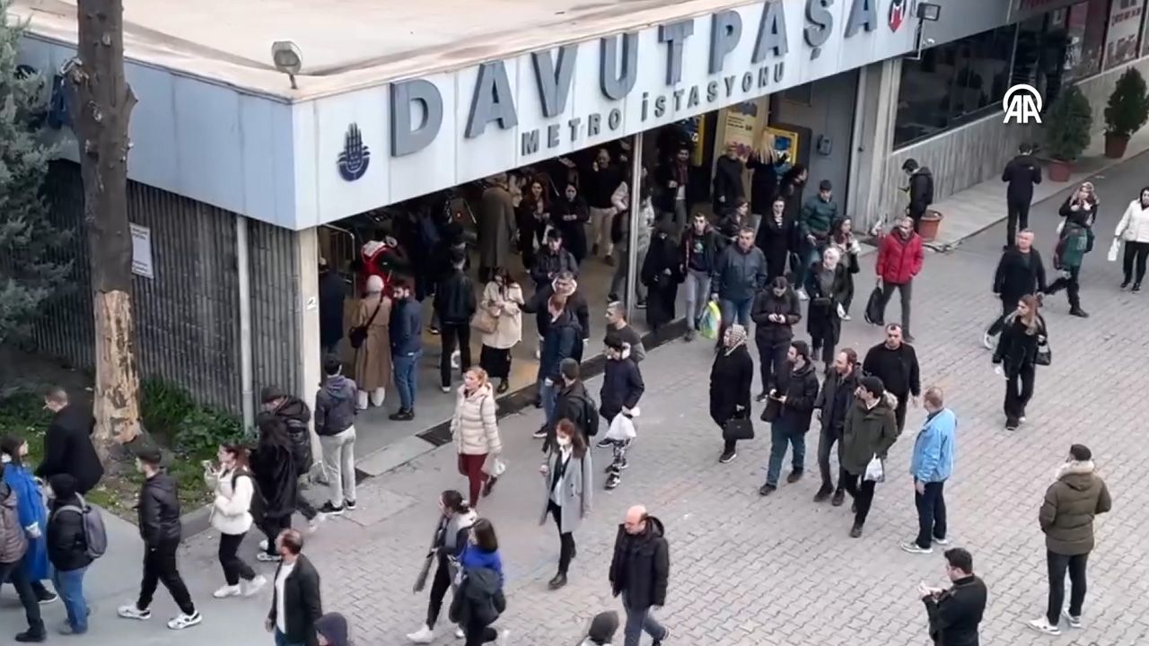 İstanbul'da metro arızalandı, vatandaşlar isyan etti! İstanbul'da metro arızalandı, vatandaşlar isyan etti! - 1. Resim