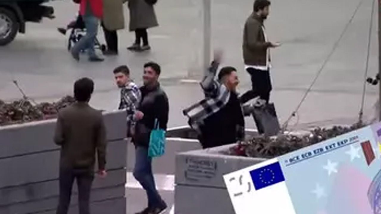 'Para nerede' akımı Türkiye'ye yayıldı! Euroları dağıtıyorlar, bulan göbek atıyor 'Para nerede' akımı Türkiye'ye yayıldı! Euroları dağıtıyorlar, bulan göbek atıyor - 1. Resim