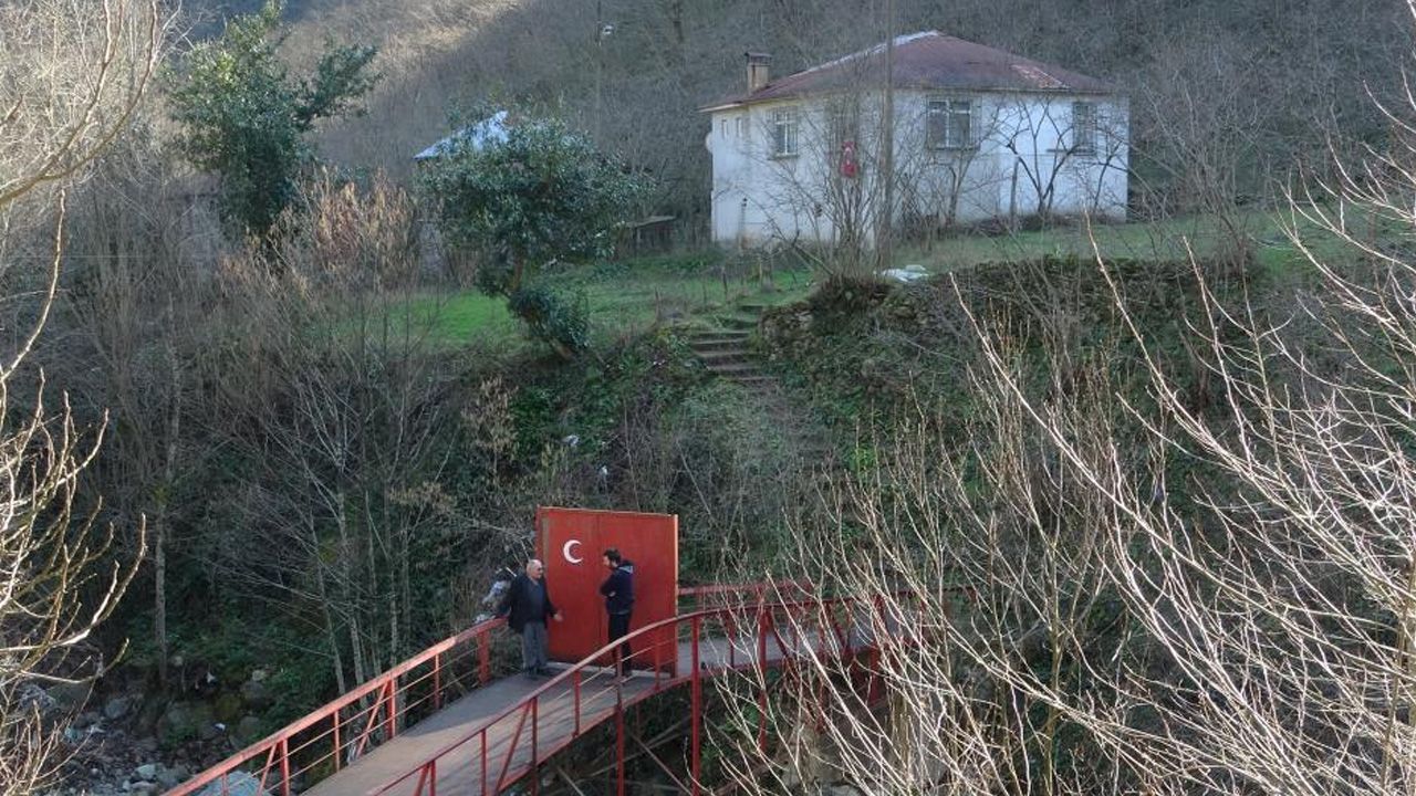 Vasiyetini çocukları sürdürüyor! Köprü yaptırdı, kapısına kilit taktı Vasiyetini çocukları sürdürüyor! Köprü yaptırdı, kapısına kilit taktı - 3. Resim