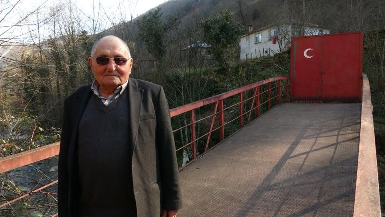 Vasiyetini çocukları sürdürüyor! Köprü yaptırdı, kapısına kilit taktı Vasiyetini çocukları sürdürüyor! Köprü yaptırdı, kapısına kilit taktı - 1. Resim