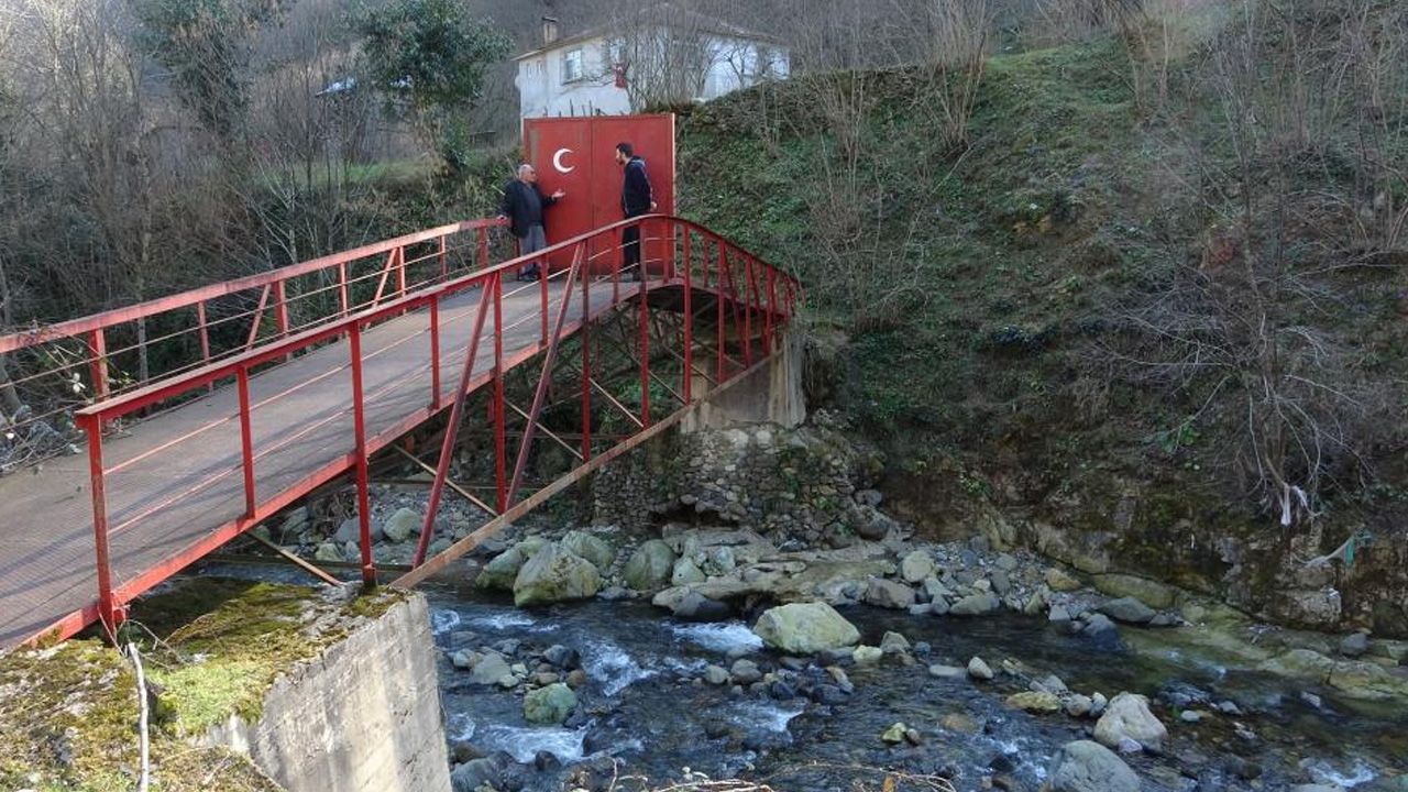 Vasiyetini çocukları sürdürüyor! Köprü yaptırdı, kapısına kilit taktı Vasiyetini çocukları sürdürüyor! Köprü yaptırdı, kapısına kilit taktı - 2. Resim