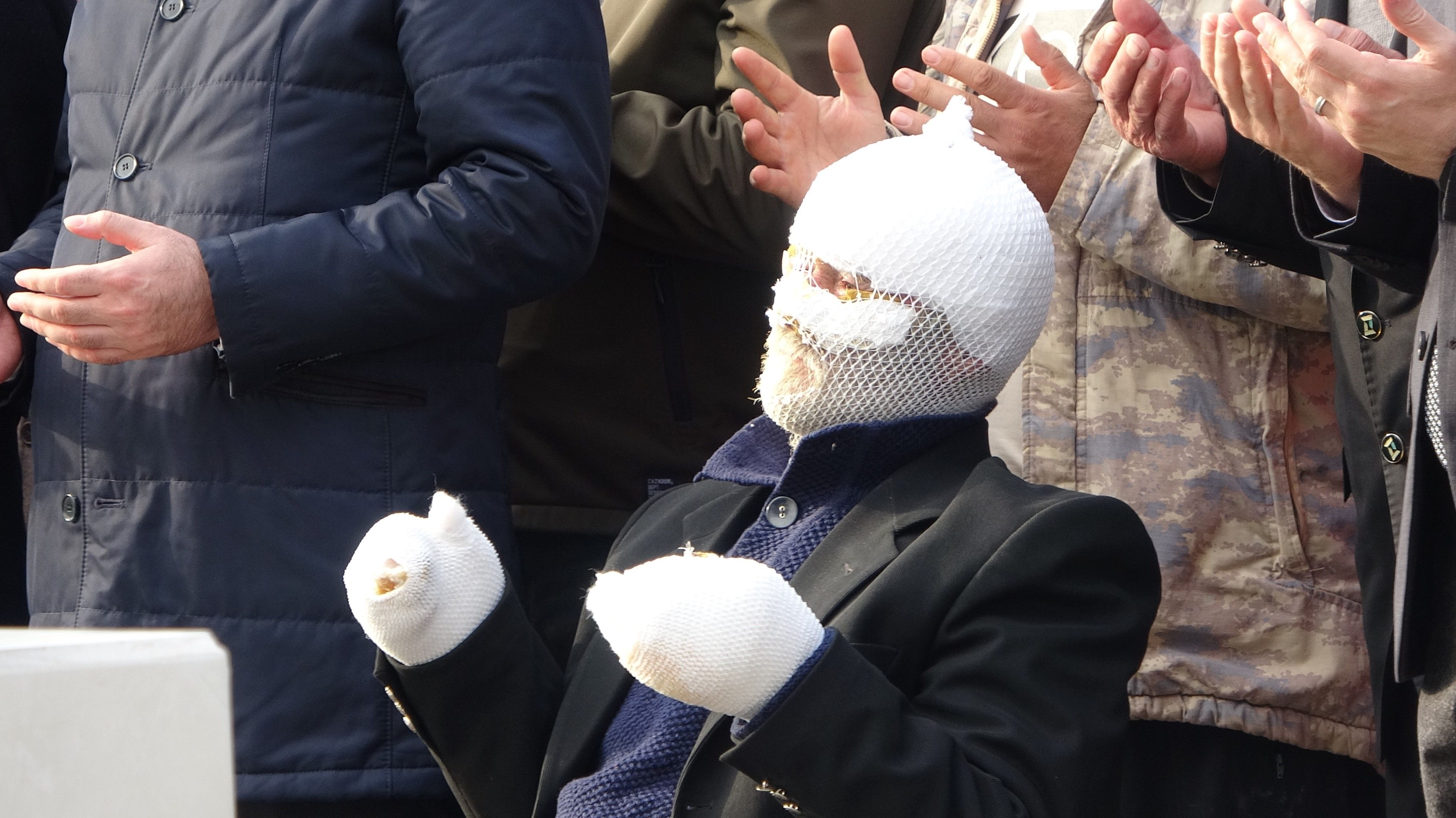 Yangında kaybettiği eşi ve iki çocuğuna böyle veda etti: O zaman ölsem bu acıyı görmezdim - 5. Resim