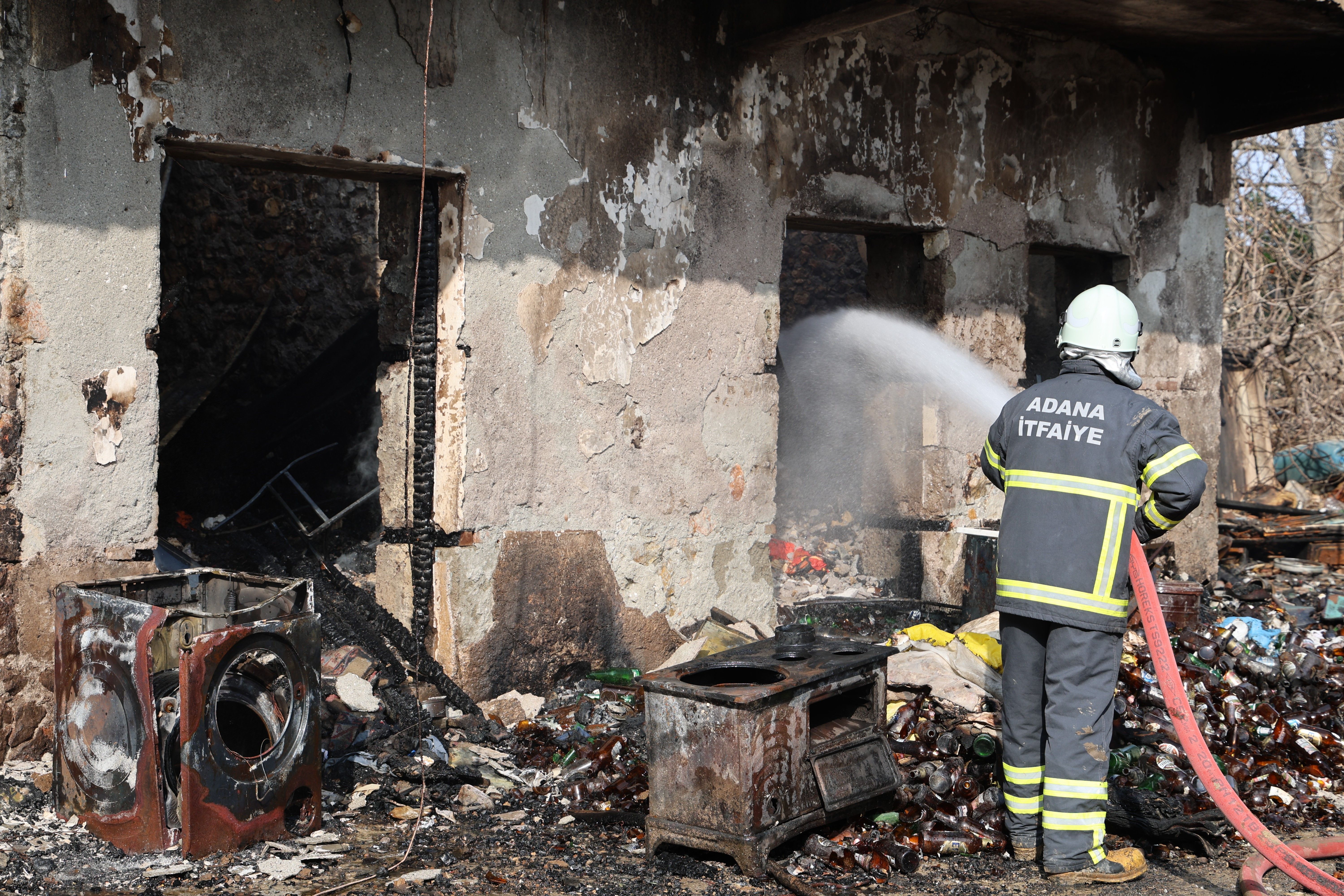 Yangında kaybettiği eşi ve iki çocuğuna böyle veda etti: O zaman ölsem bu acıyı görmezdim - 1. Resim