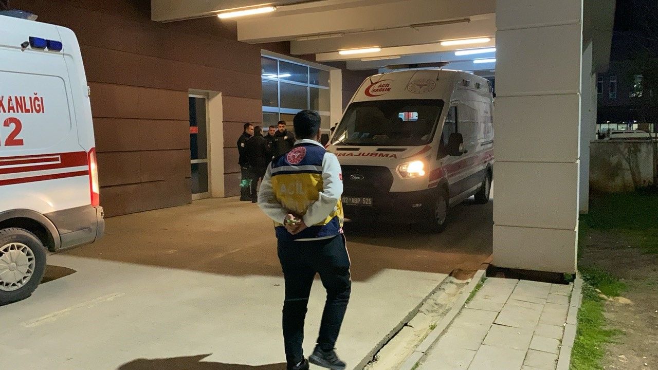 Adıyaman’da meydan savaşı gibi akraba kavgası: 3 ölü, 2 yaralı Adıyaman’da meydan savaşı gibi akraba kavgası: 3 ölü, 2 yaralı - 1. Resim