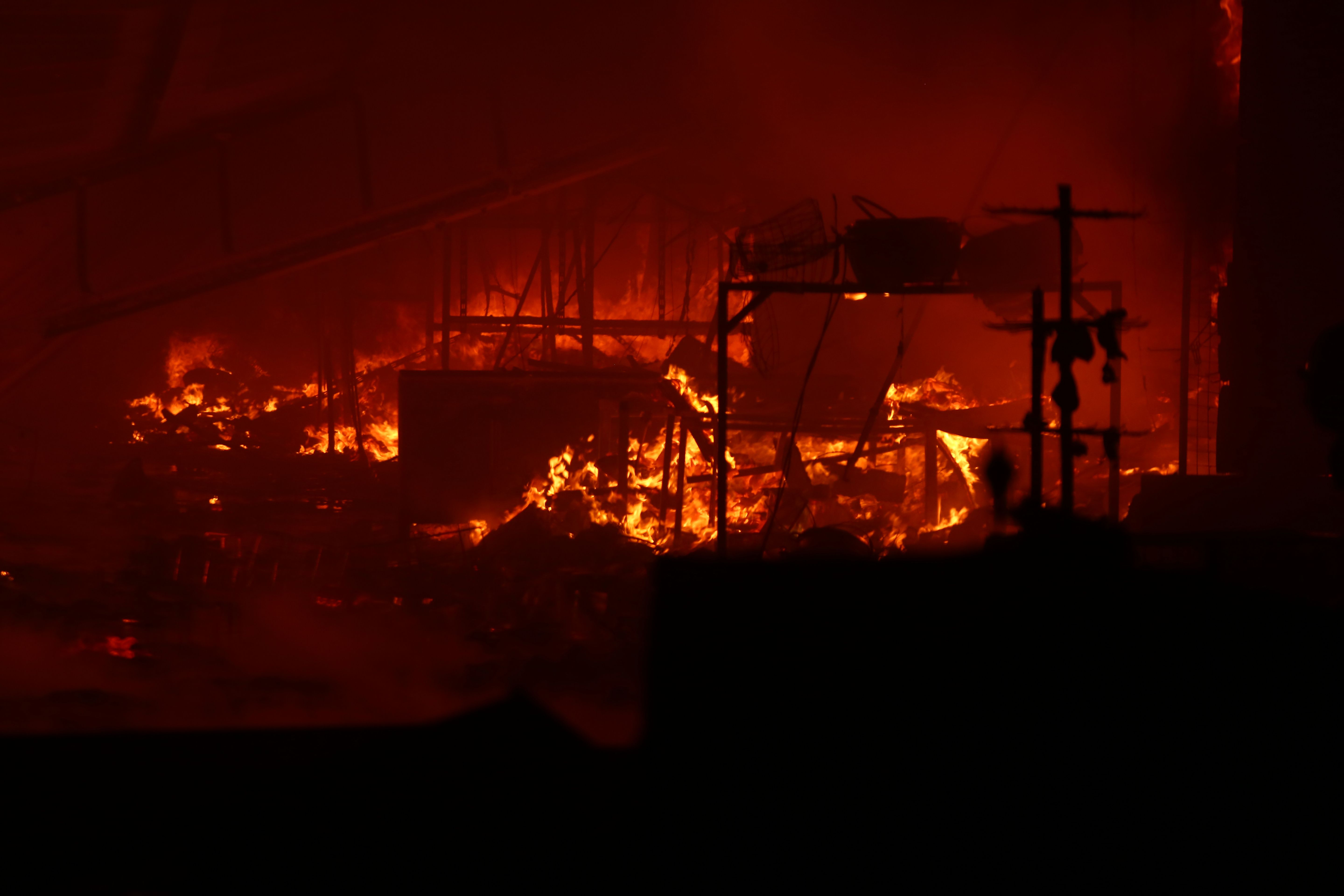 Alevler etrafı sardı, Irak'ta AVM'de korkutan yangın Alevler etrafı sardı, Irak'ta AVM'de korkutan yangın - 3. Resim