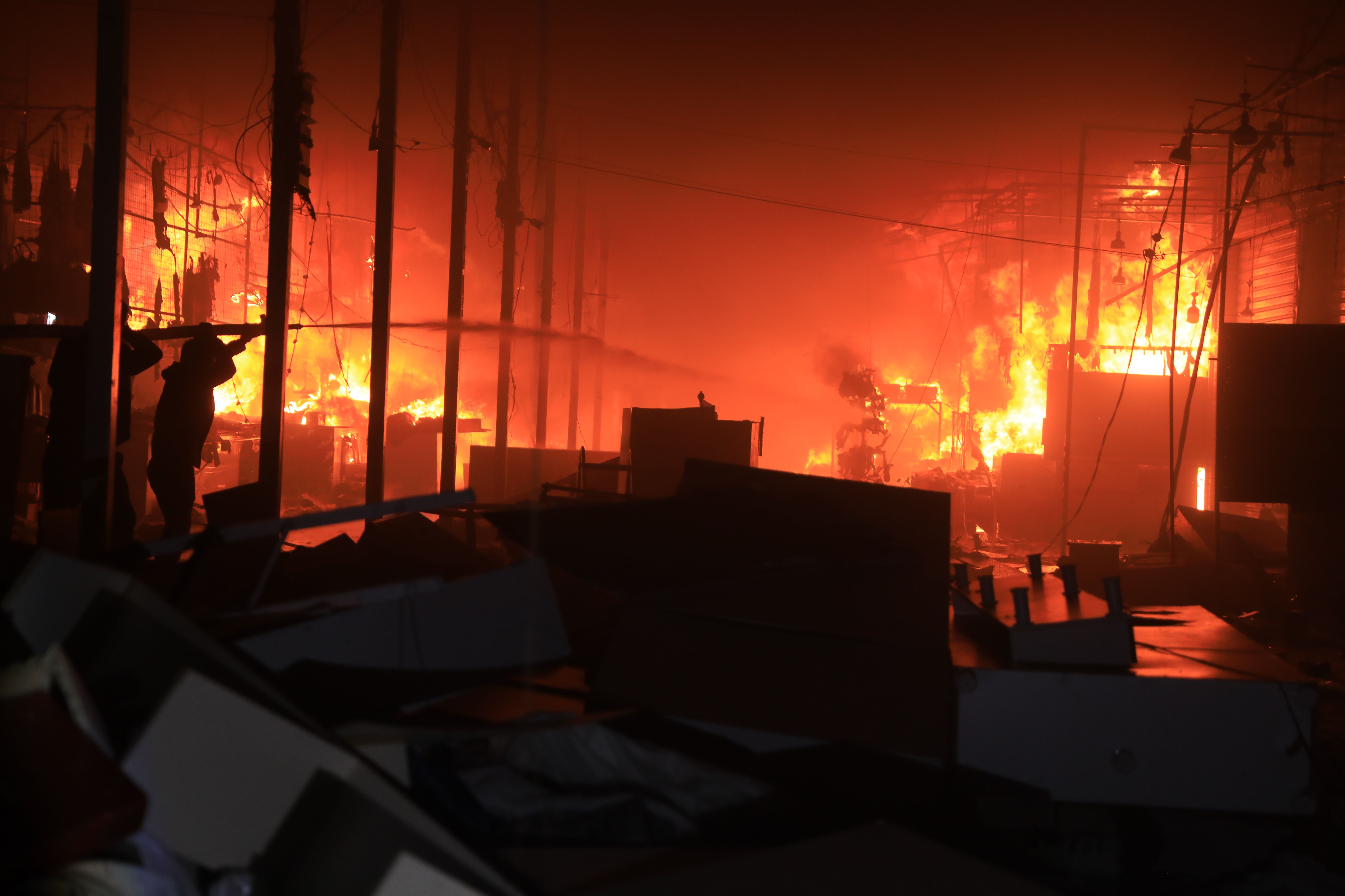 Alevler etrafı sardı, Irak'ta AVM'de korkutan yangın Alevler etrafı sardı, Irak'ta AVM'de korkutan yangın - 2. Resim