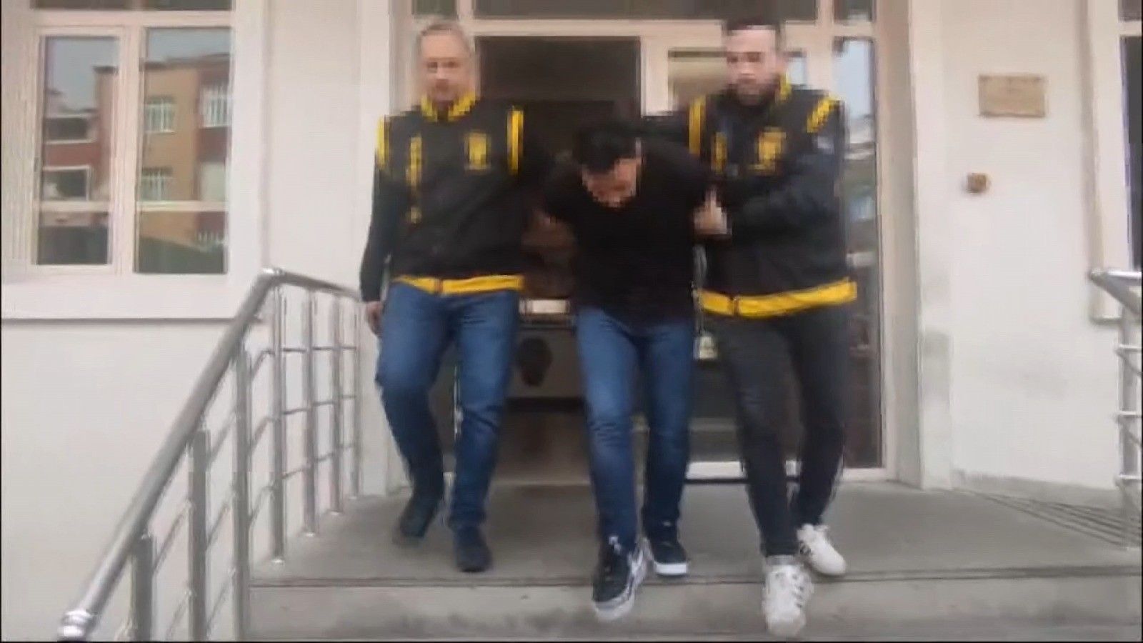 Eski kocası tarafından sokak ortasında 13 yerinden bıçaklanarak öldürüldü Eski kocası tarafından 13 yerinden bıçaklanarak öldürüldü - 3. Resim