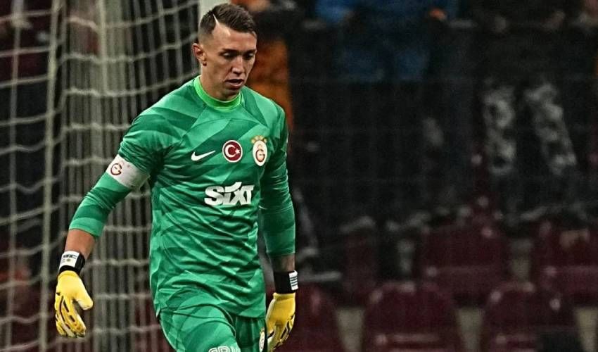 Galatasaray taraftarı bu haber sonrası stada ayak basamayacak! Ailesi İstanbul’u terk etti, efsane isim takımdan ayrılıyor Galatasaray taraftarı bu haber sonrası stada ayak basamayacak! Ailesi İstanbul’u terk etti, efsane isim takımdan ayrılıyor - 1. Resim