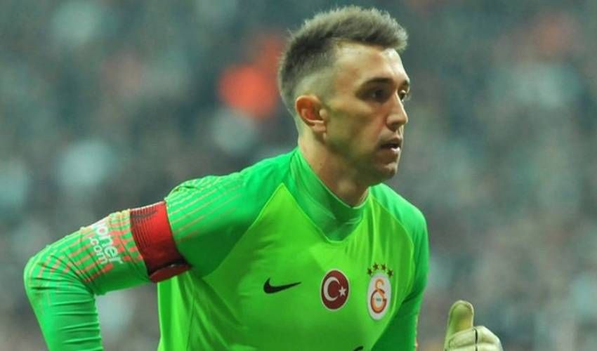 Galatasaray taraftarı bu haber sonrası stada ayak basamayacak! Ailesi İstanbul’u terk etti, efsane isim takımdan ayrılıyor Galatasaray taraftarı bu haber sonrası stada ayak basamayacak! Ailesi İstanbul’u terk etti, efsane isim takımdan ayrılıyor - 2. Resim