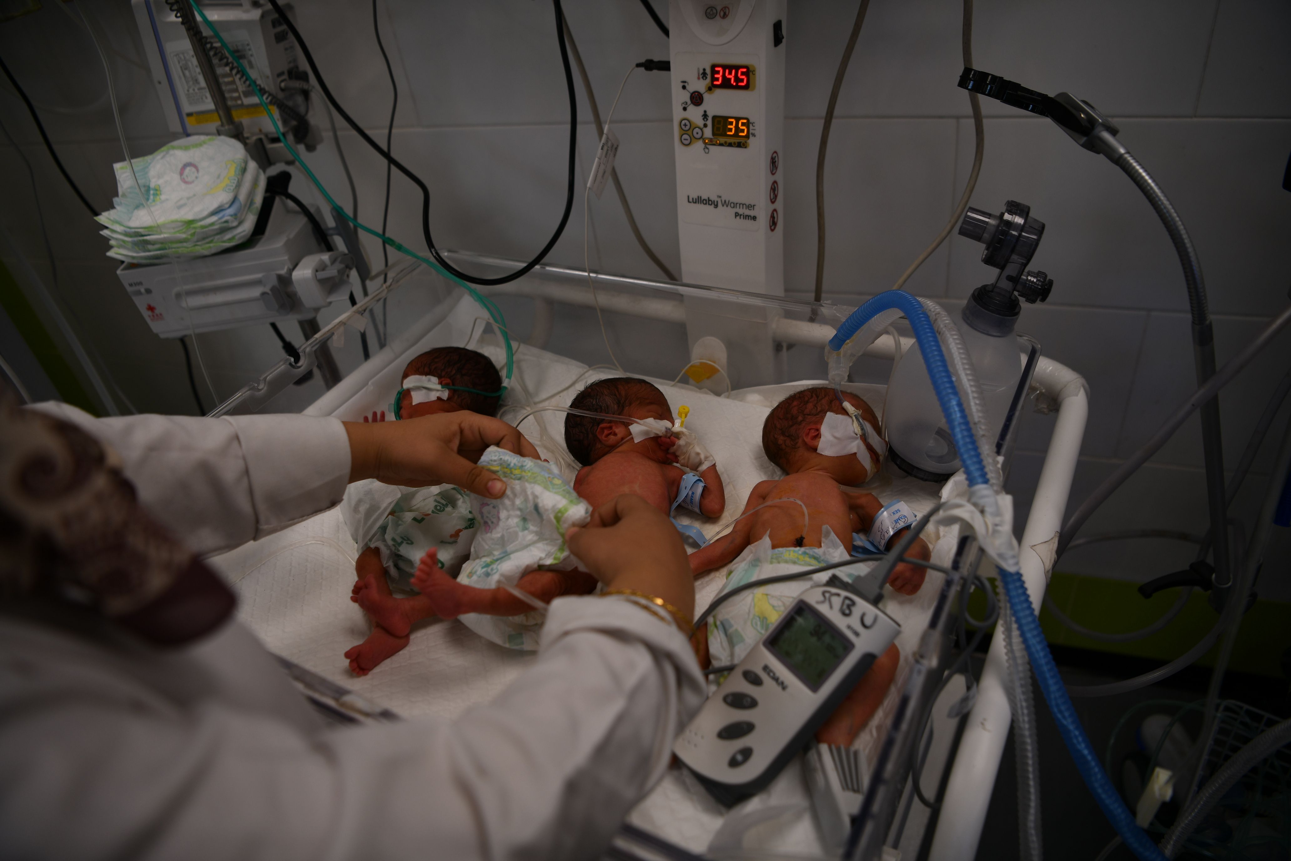 Gazze'de insanlık dramı! Ölümle hayat arasında, bir kuvözde üç prematüre bebek - 2. Resim