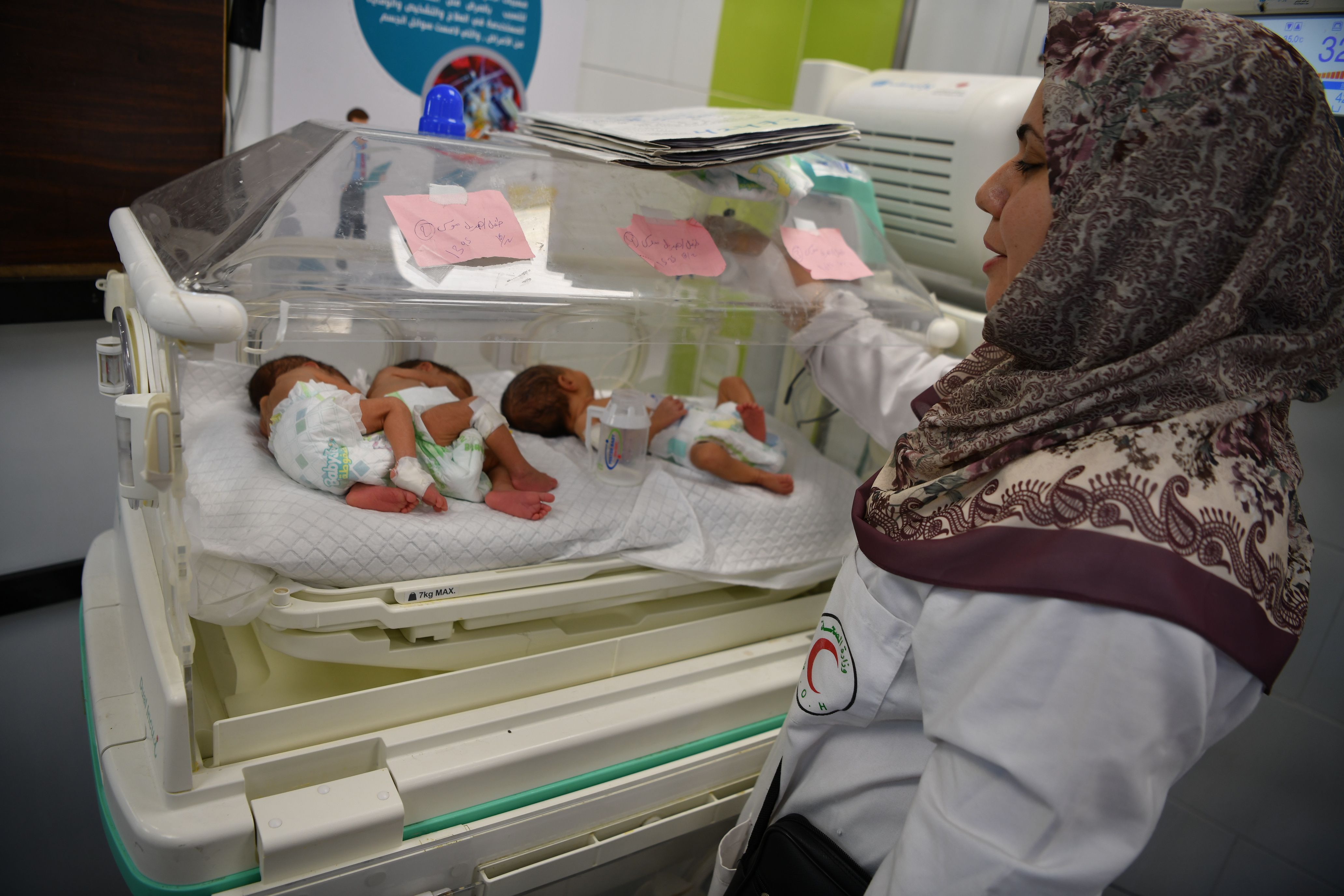 Gazze'de insanlık dramı! Ölümle hayat arasında, bir kuvözde üç prematüre bebek - 3. Resim