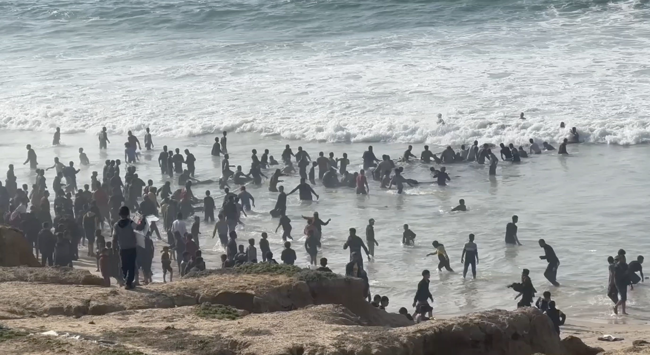 Gazze'de 'insanlık' için gözler havada! Filistinliler uçakla yardımın sürmesini umutla bekliyor - 3. Resim