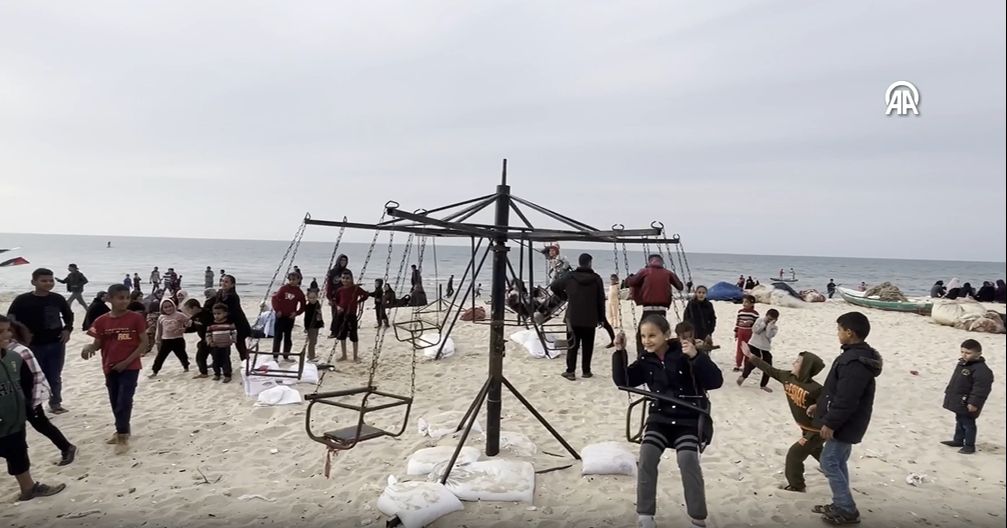 Gazze'de 'insanlık' için gözler havada! Filistinliler uçakla yardımın sürmesini umutla bekliyor - 5. Resim