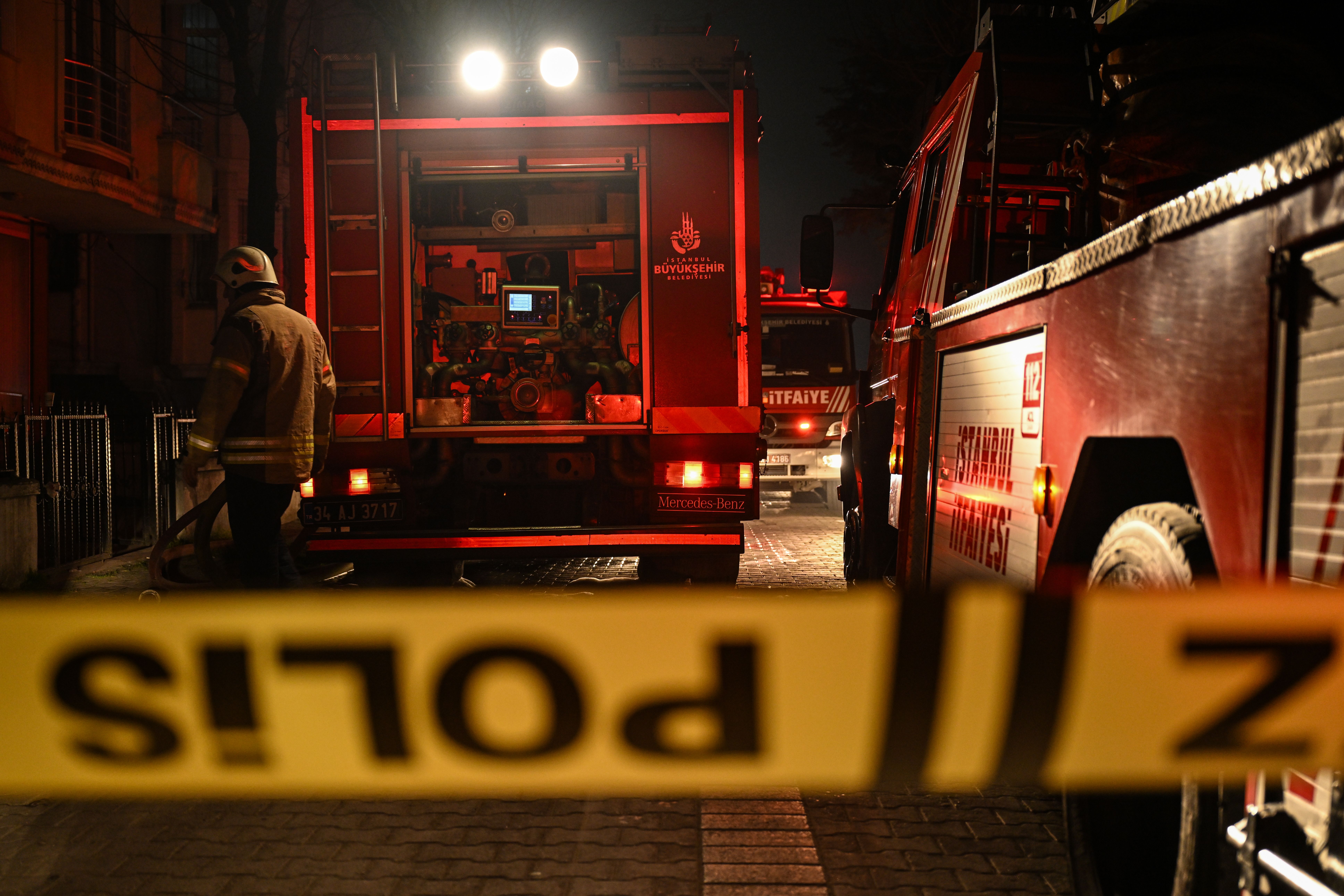 İstanbul Avcılar'da korkutan alevler! Çok sayıda ekip sevk edildi - 2. Resim