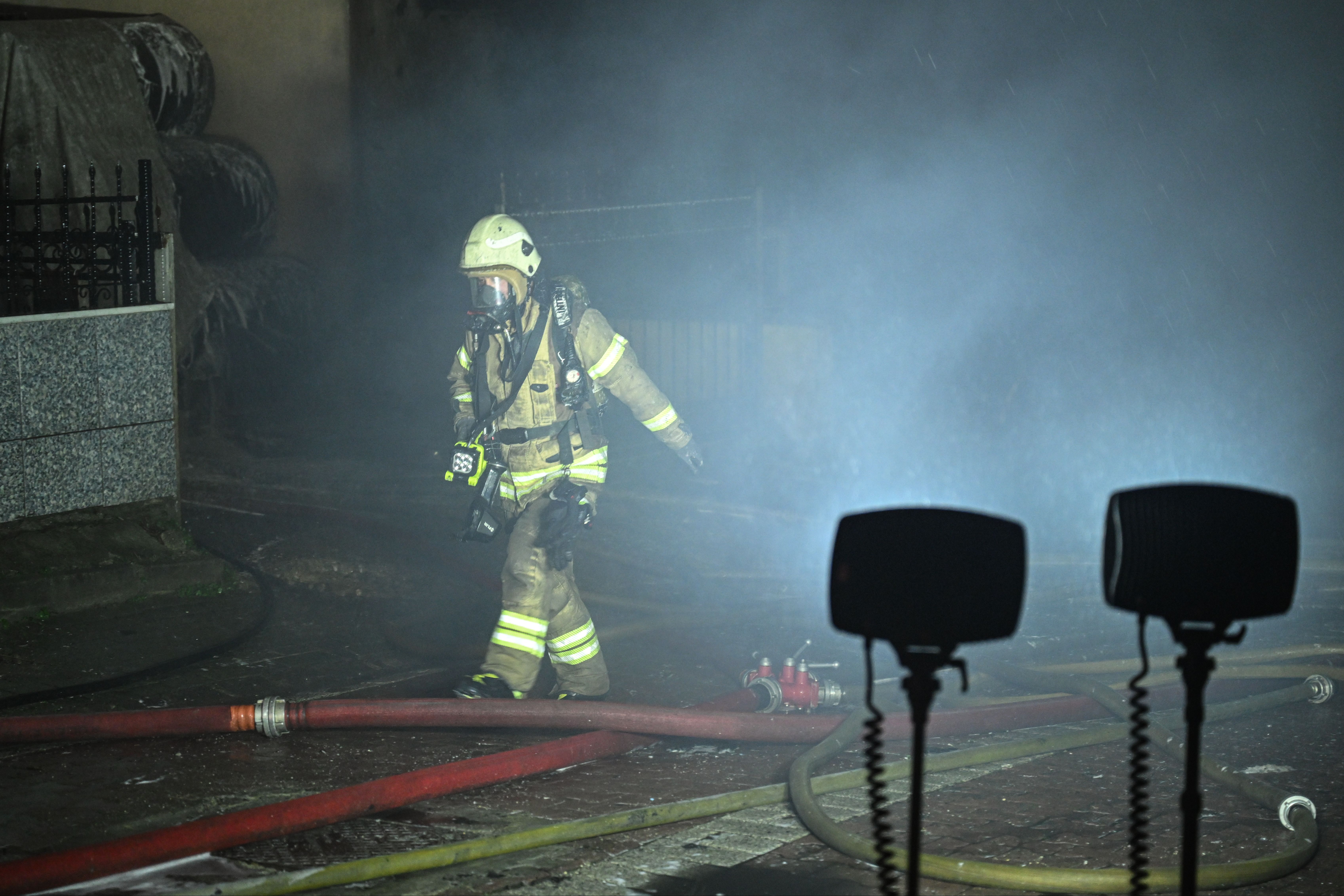 İstanbul Avcılar'da korkutan alevler! Çok sayıda ekip sevk edildi - 3. Resim