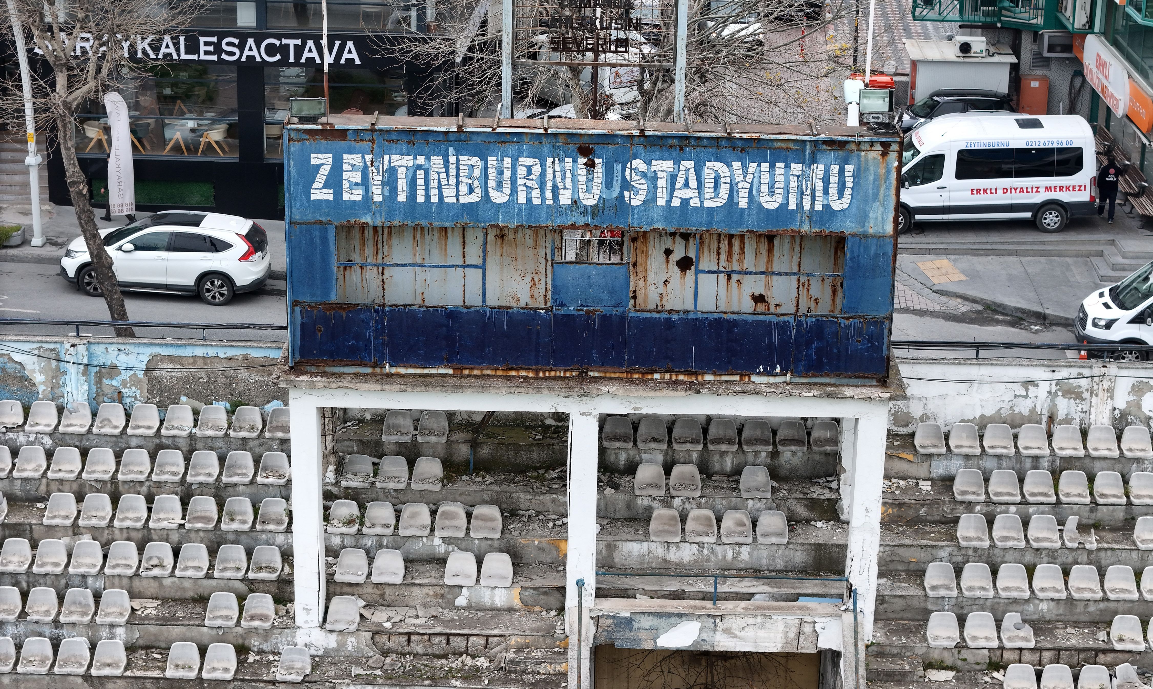 İstanbul'un 'hayalet stadı' çürümeye terk edildi! Tribünlerde taraftar yerine ağaçlar var... İstanbul'un 'hayalet stadı' çürümeye terk edildi! Tribünlerde taraftar yerine ağaçlar var... - 1. Resim