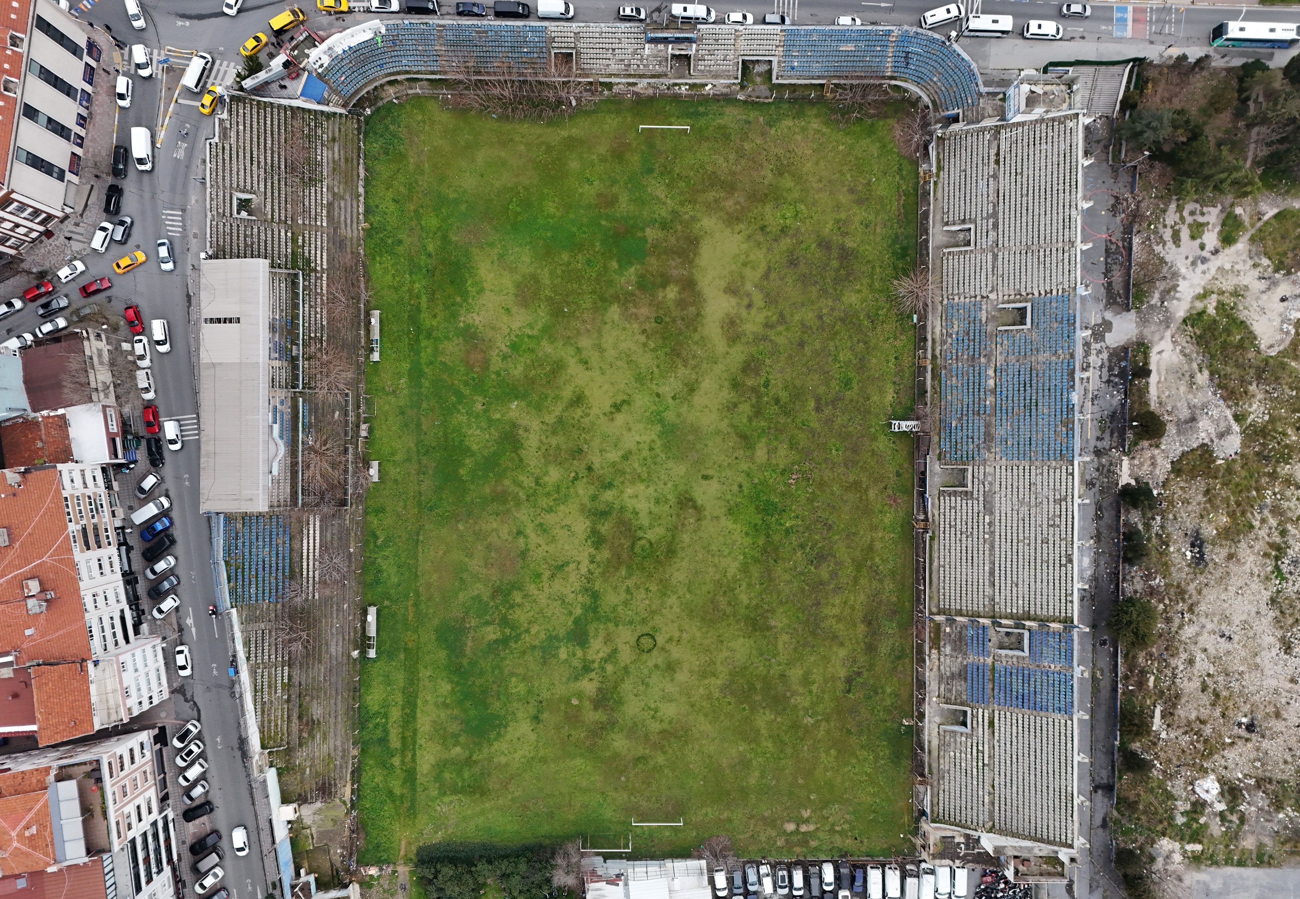 İstanbul'un 'hayalet stadı' çürümeye terk edildi! Tribünlerde taraftar yerine ağaçlar var... İstanbul'un 'hayalet stadı' çürümeye terk edildi! Tribünlerde taraftar yerine ağaçlar var... - 2. Resim