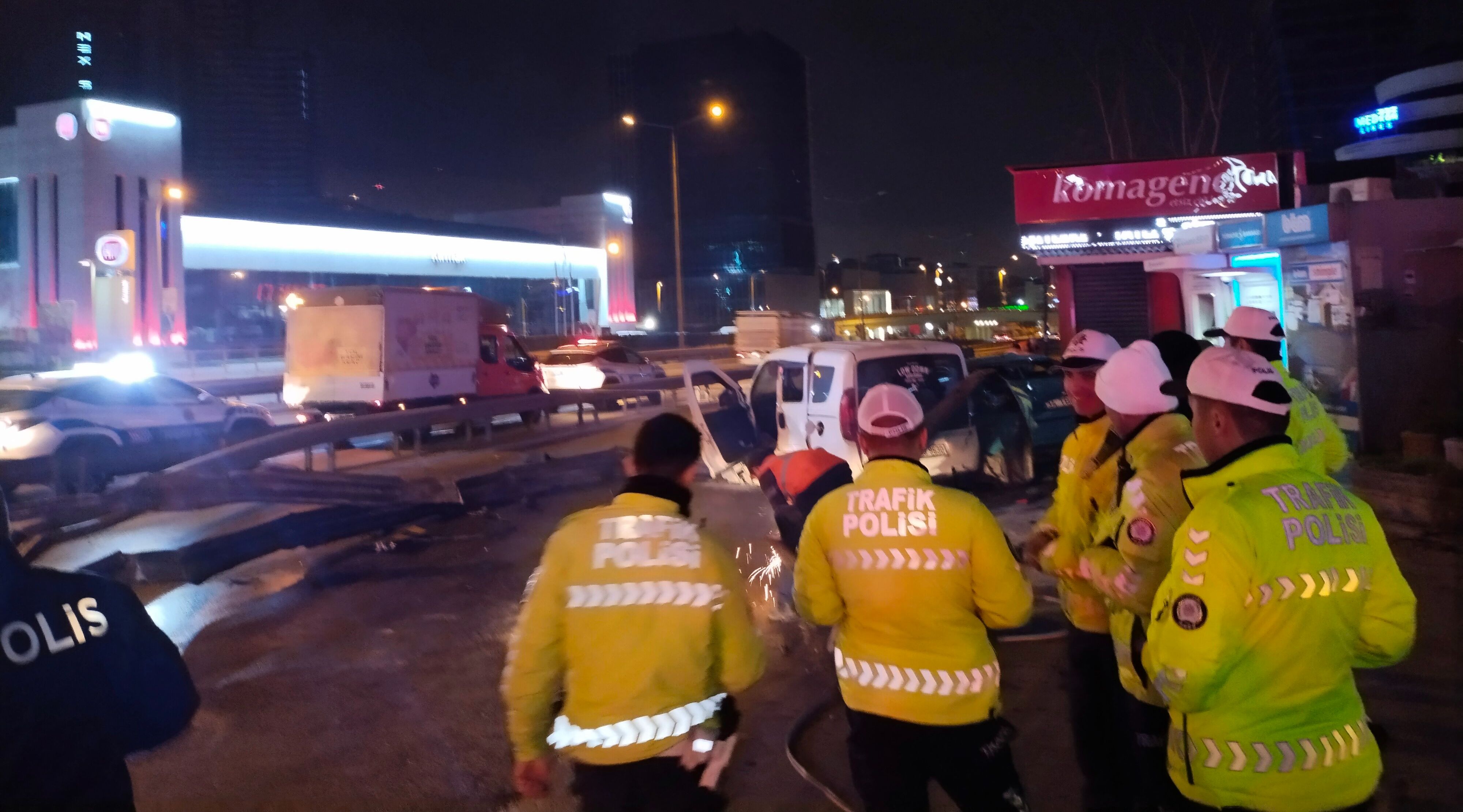 Kontrolden çıkan araç önce bariyere, sonra taksiye çarptı! Yaralılar var Kontrolden çıkan araç önce bariyere, sonra taksiye çarptı! Yaralılar var - 1. Resim
