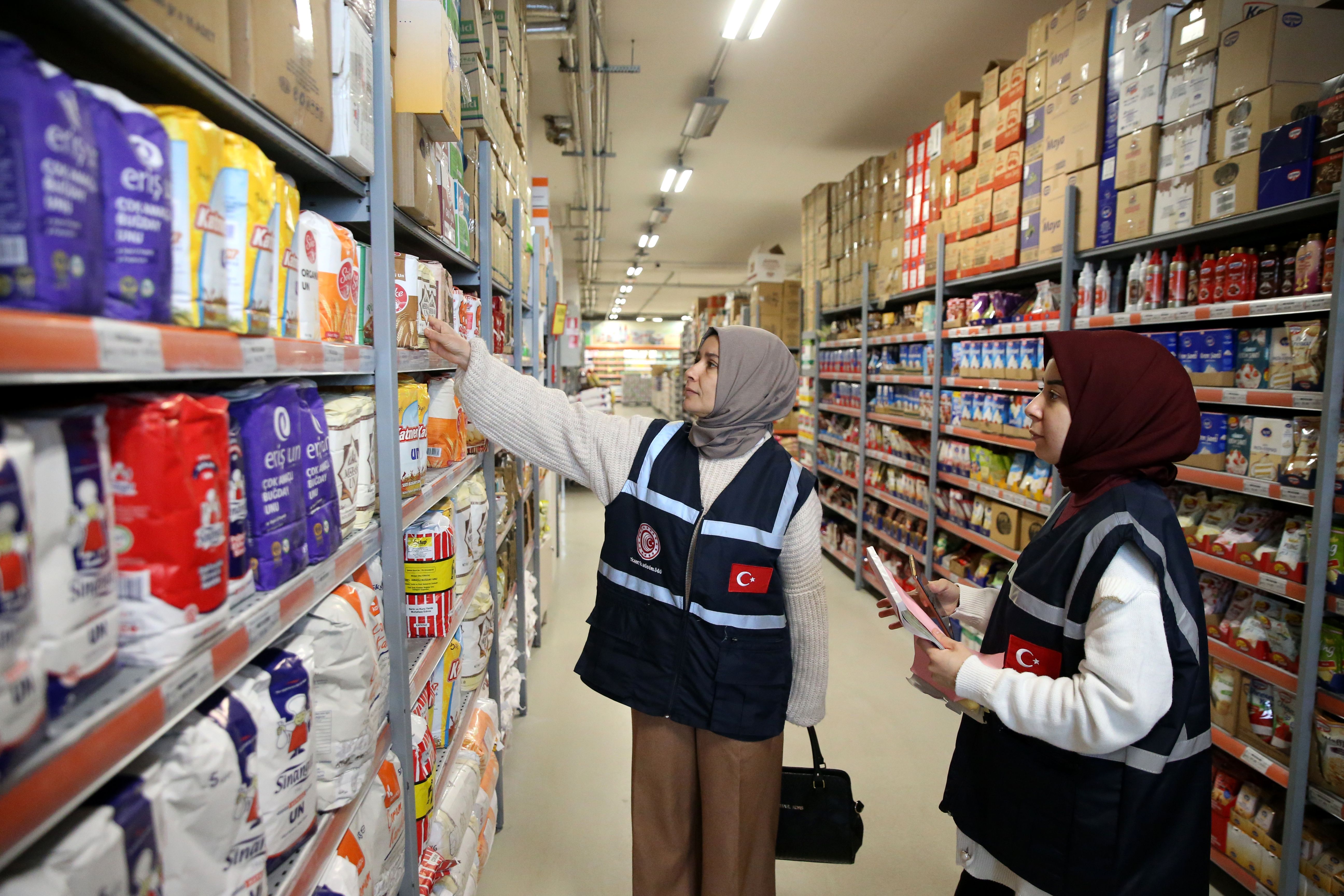 Ramazan öncesi marketlerde denetim! 10 ilde etiketler tek tek incelendi Ticaret Bakanlığı'ndan Ramazan ayı öncesi 10 ilde market denetimi - 1. Resim