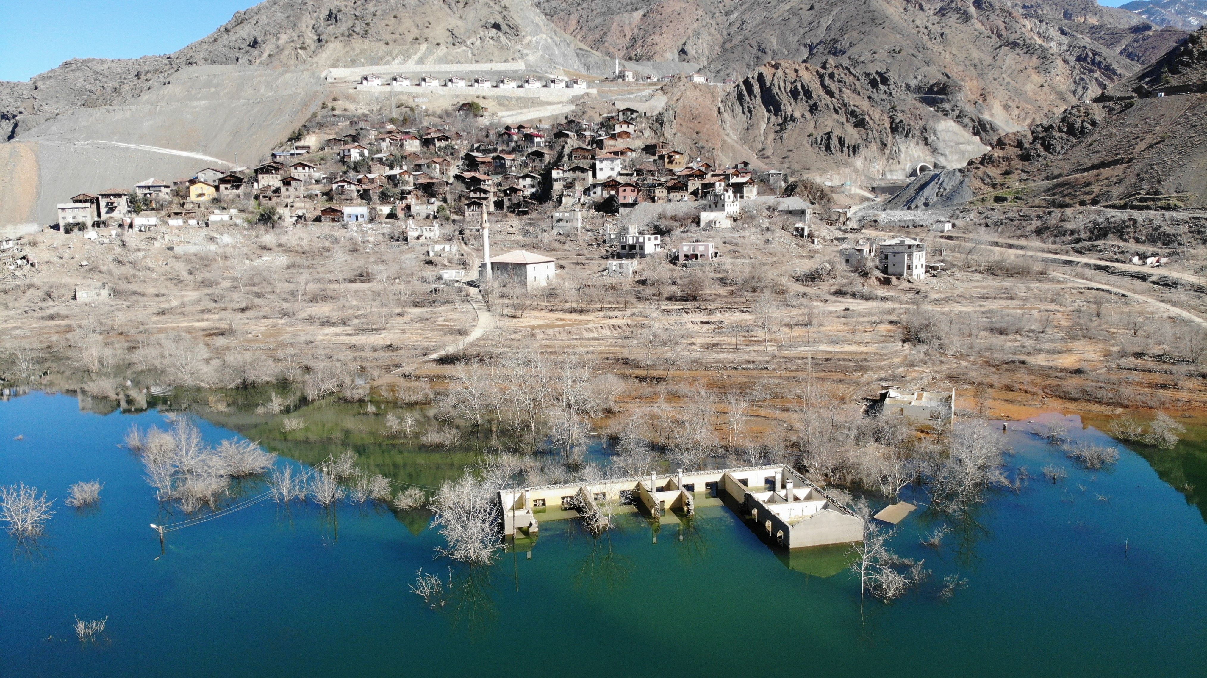 Barajın suları çekilince yeniden ortaya çıktı! Görmek için akın ettiler Barajın suları çekilince yeniden ortaya çıktı! Görmek için akın ettiler - 2. Resim