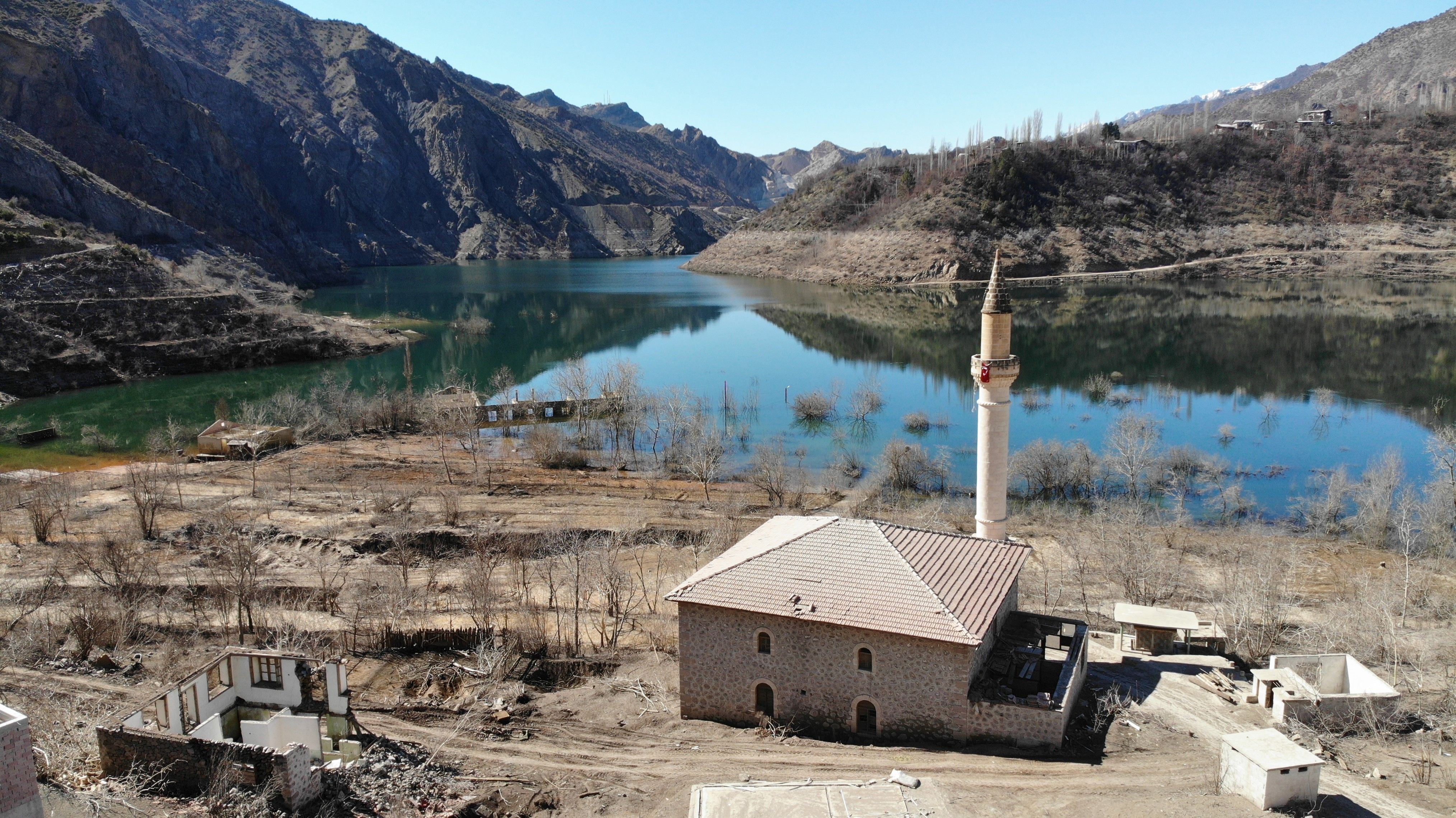 Barajın suları çekilince yeniden ortaya çıktı! Görmek için akın ettiler Barajın suları çekilince yeniden ortaya çıktı! Görmek için akın ettiler - 4. Resim