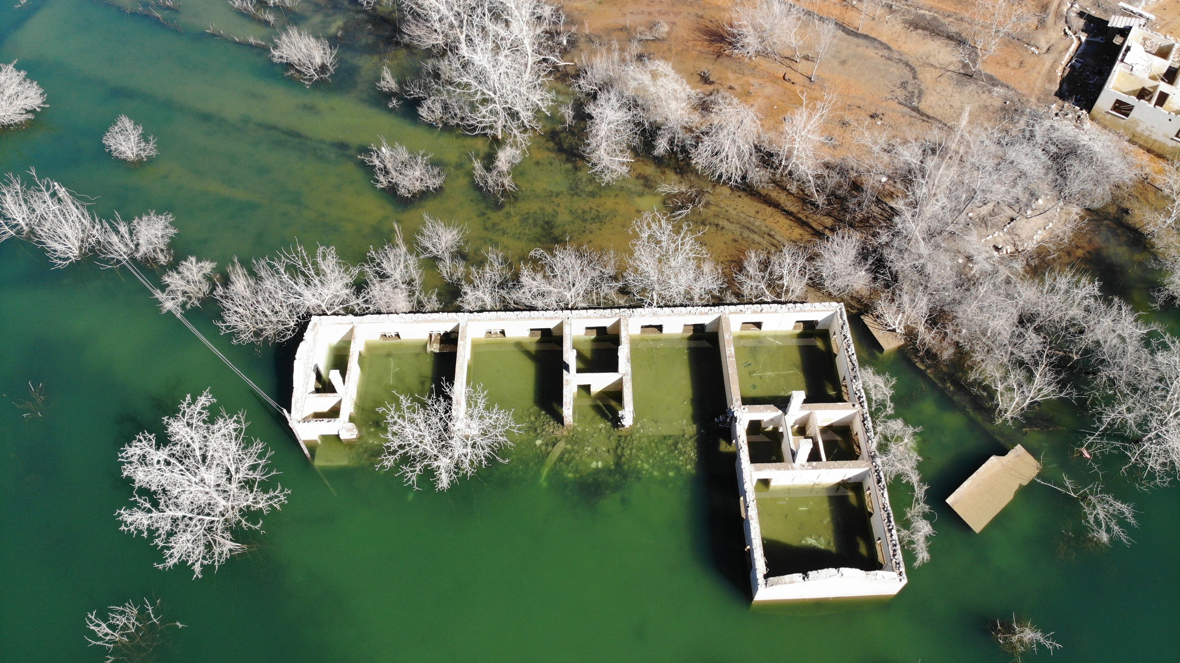 Barajın suları çekilince yeniden ortaya çıktı! Görmek için akın ettiler Barajın suları çekilince yeniden ortaya çıktı! Görmek için akın ettiler - 3. Resim
