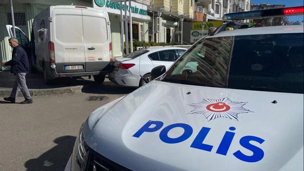 Diyarbakır'da can pazarı! 4 araç birbirine girdi: 13 yaralı Diyarbakır'da can pazarı! 4 araç birbirine girdi: 13 yaralı - 1. Resim
