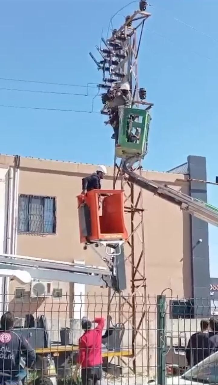 Feci olay! Tırmandığı elektrik direğinde akıma kapıldı Feci olay! Tırmandığı elektrik direğinde akıma kapıldı - 2. Resim