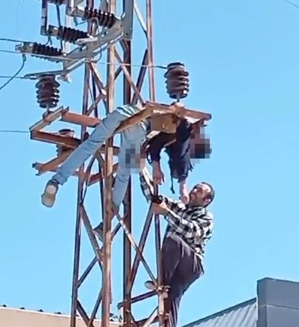 Feci olay! Tırmandığı elektrik direğinde akıma kapıldı Feci olay! Tırmandığı elektrik direğinde akıma kapıldı - 1. Resim