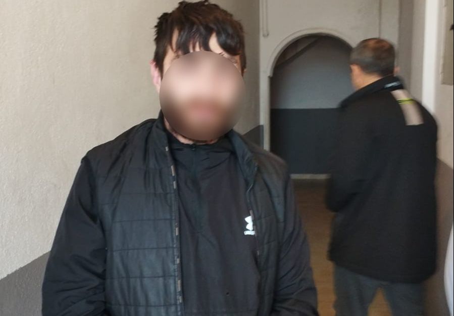 Kedi gibi d&uuml;z ağaca tırmanıp maymun gibi polise el salladı! Pişkin hırsız kamerada - 6. Resim