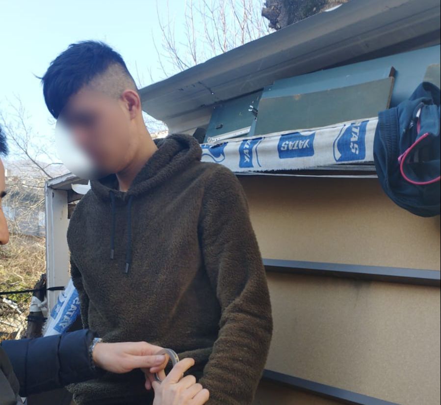 Kedi gibi d&uuml;z ağaca tırmanıp maymun gibi polise el salladı! Pişkin hırsız kamerada - 5. Resim