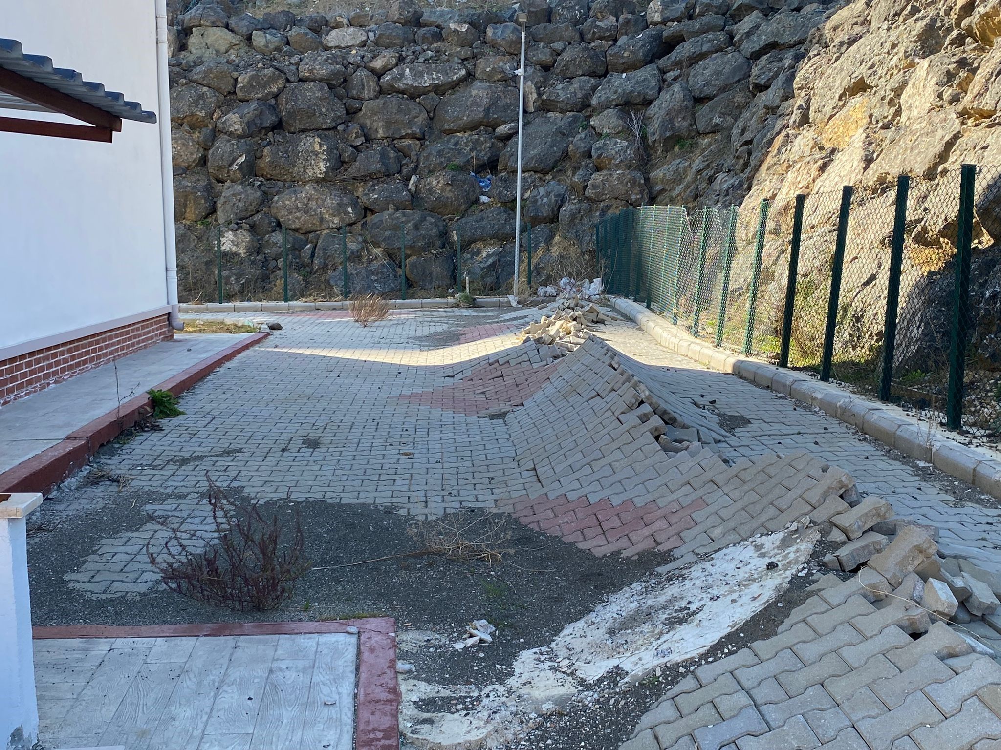 Milyonlar harcanarak heyelan b&ouml;lgesine inşa edilmiş! Yeni yapılan okulda &uuml;rk&uuml;ten g&ouml;r&uuml;nt&uuml; - 3. Resim