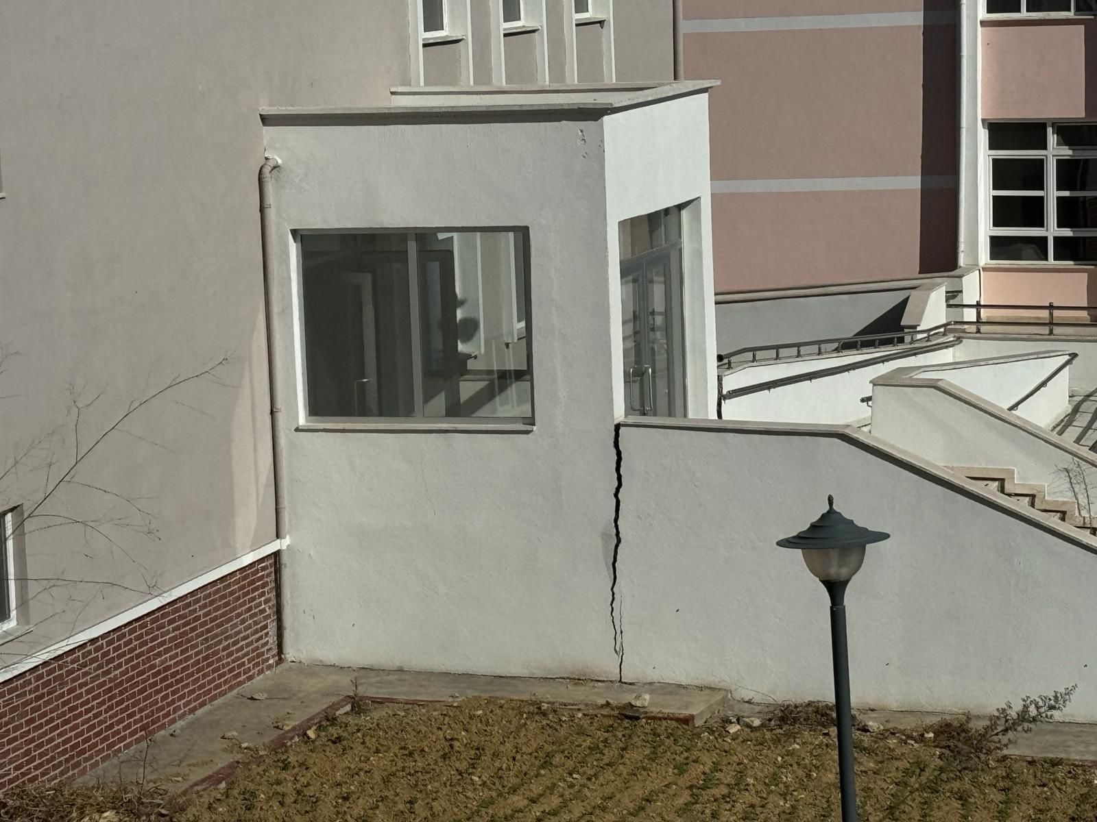 Milyonlar harcanarak heyelan b&ouml;lgesine inşa edilmiş! Yeni yapılan okulda &uuml;rk&uuml;ten g&ouml;r&uuml;nt&uuml; - 1. Resim