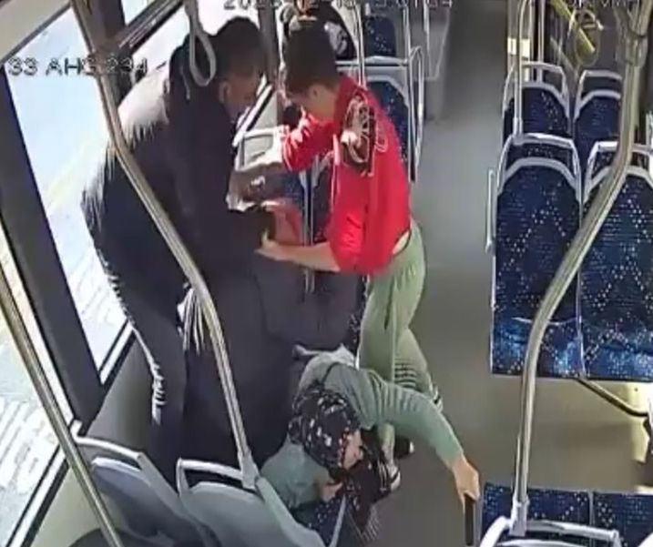 Okul müdürü ve oğlu, otobüste yaşlı çifti darbetti - 1. Resim