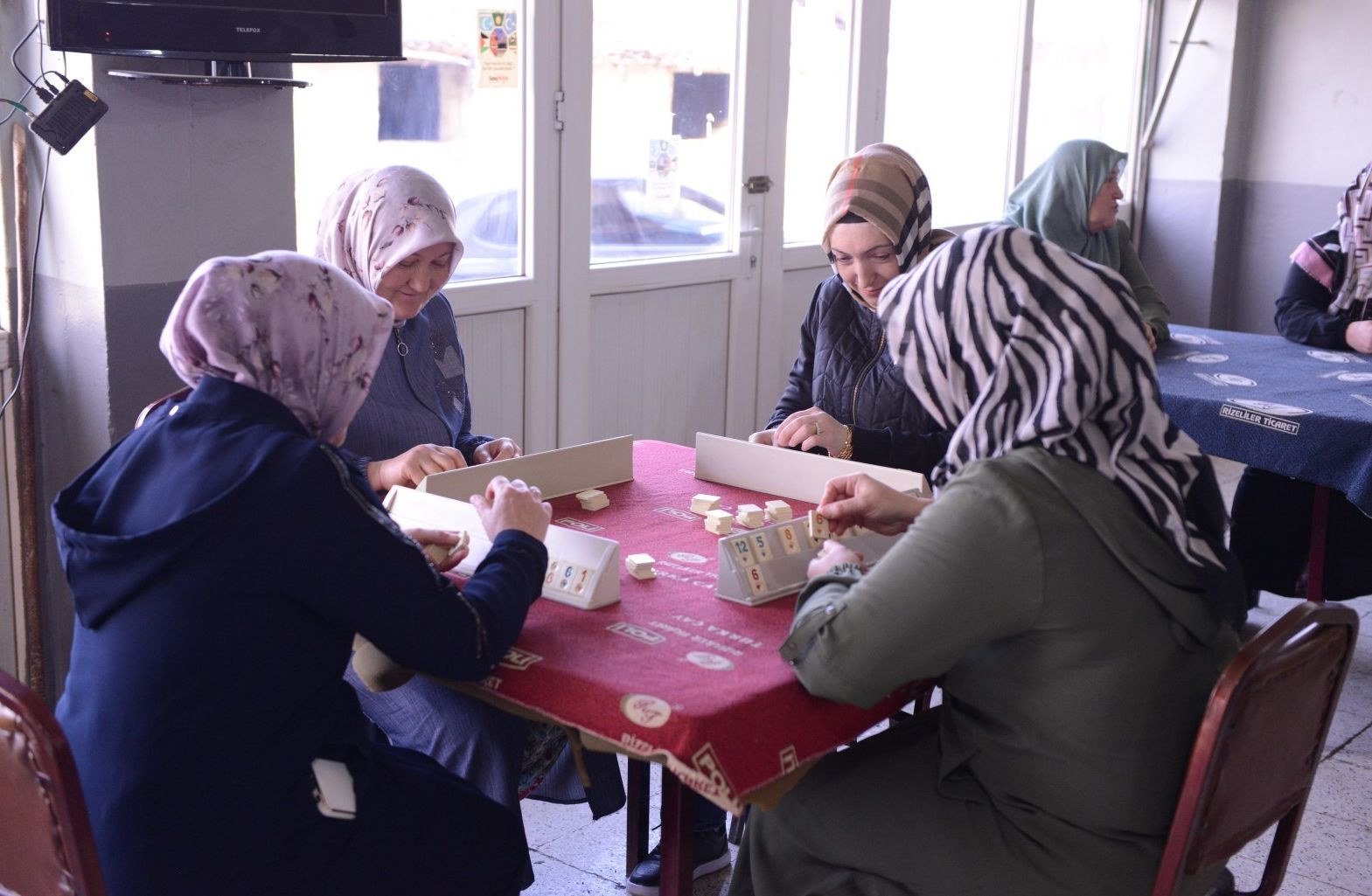 Senede bir gün rol-mekan değişiyor! Bu köyde erkeklerin sokağa çıkması yasak - 1. Resim
