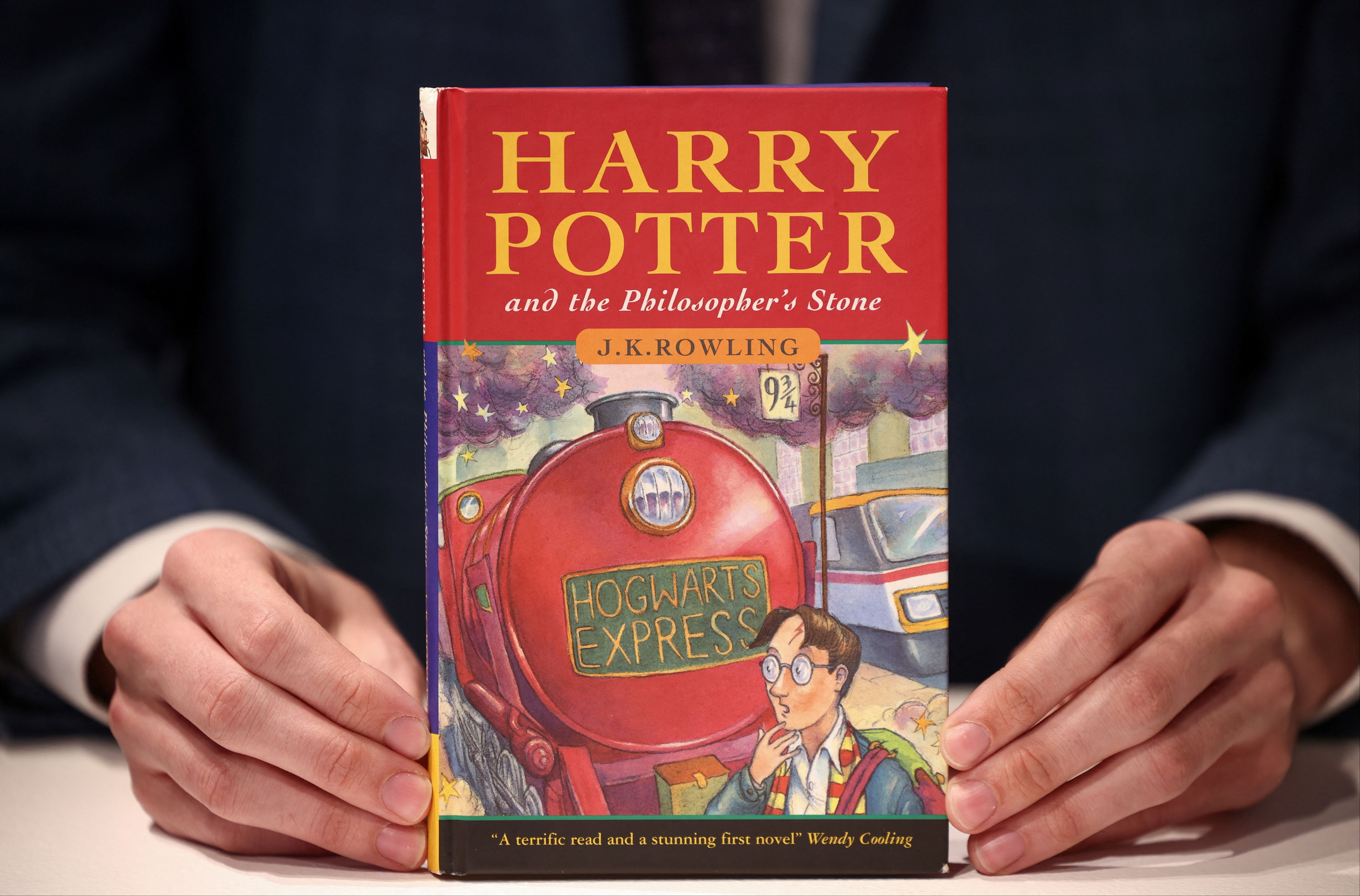 5 liraya aldığı kitabı 440 bine sattı! Kitap yığınlarında bulduğu Harry Potter'ı rekor fiyata verdi - 2. Resim