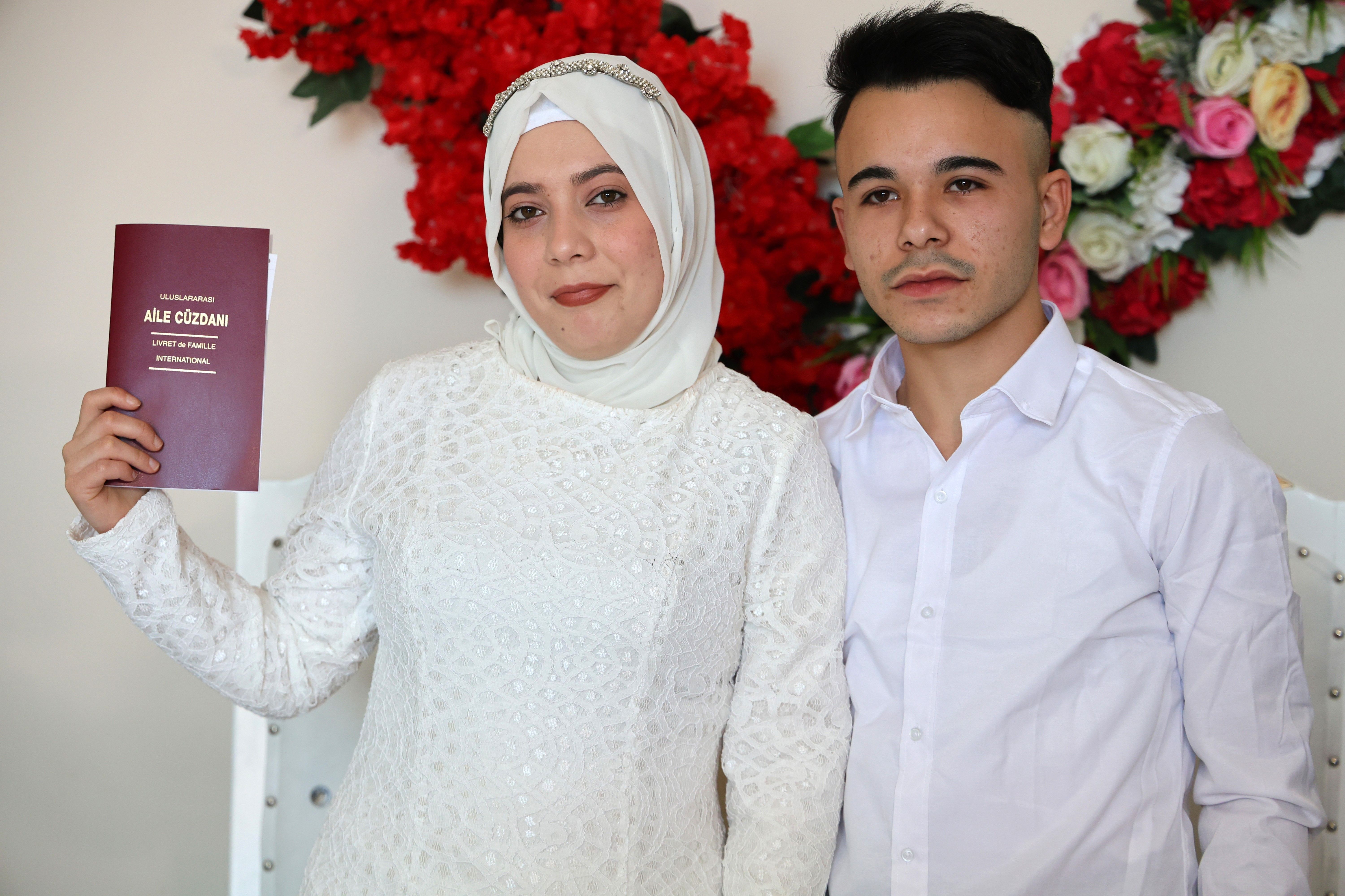Adana'da 4 yılda bir gelen 29 Şubat'ta evlenmek isteyen &ccedil;iftler nikah salonuna koştu - 2. Resim