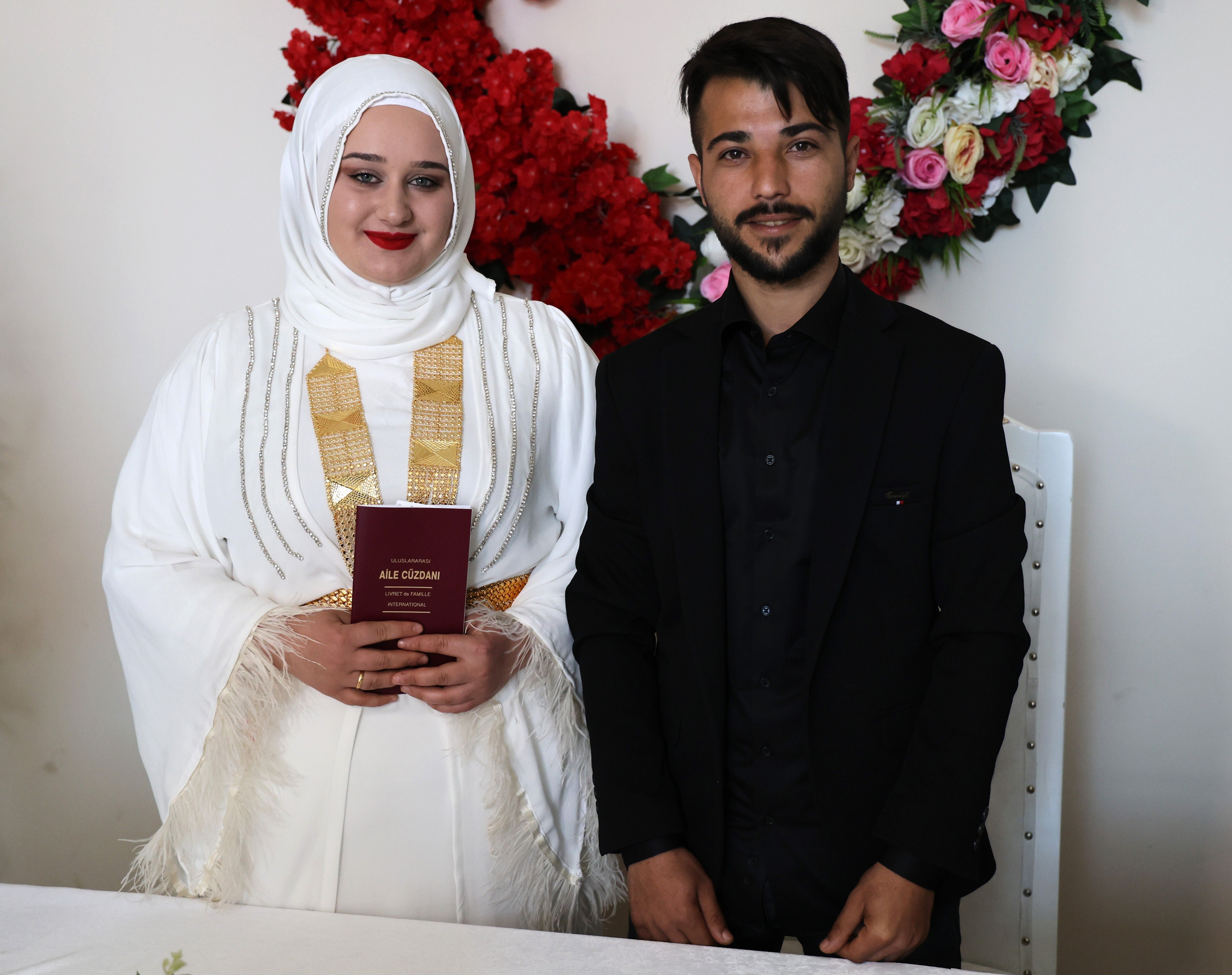 Adana'da 4 yılda bir gelen 29 Şubat'ta evlenmek isteyen &ccedil;iftler nikah salonuna koştu - 3. Resim