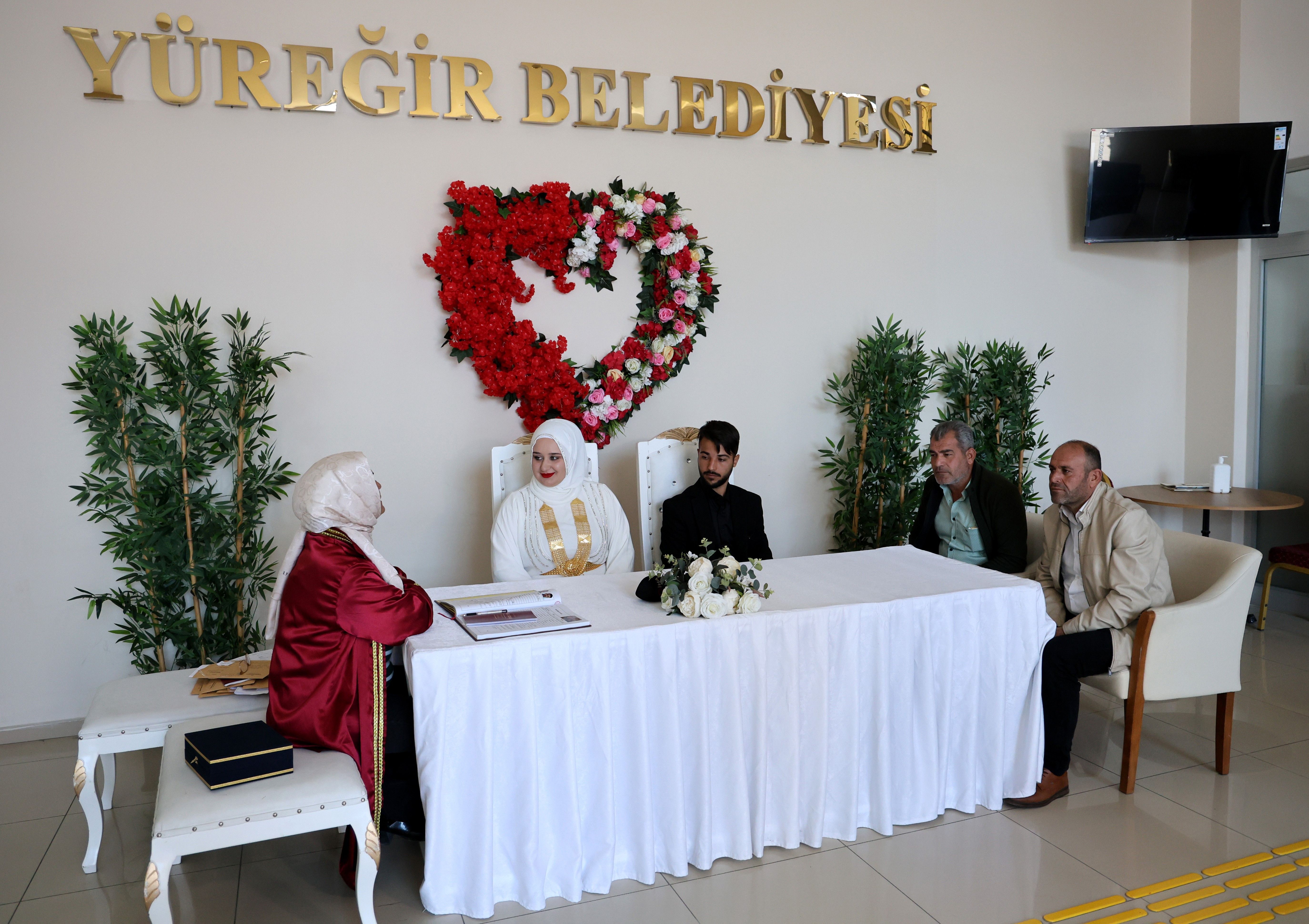 Adana'da 4 yılda bir gelen 29 Şubat'ta evlenmek isteyen &ccedil;iftler nikah salonuna koştu - 1. Resim