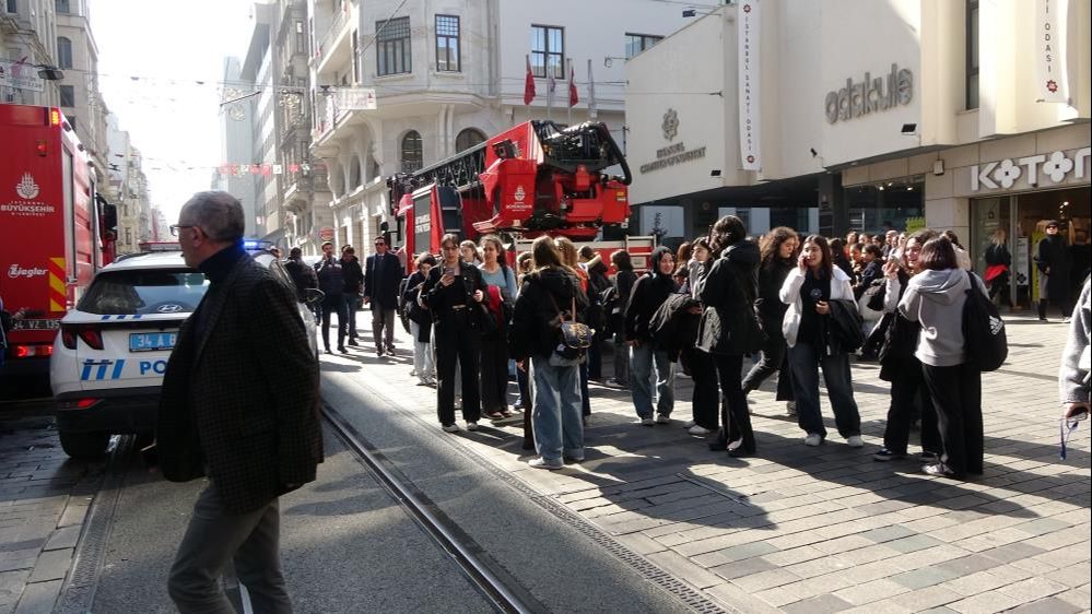 Beyoğlu Anadolu Lisesi'nde sıcak saatler! Sigara içen öğrenci okulu yaktı Beyoğlu Anadolu Lisesi'nde sıcak saatler! Sigara içen öğrenci okulu yaktı - 2. Resim