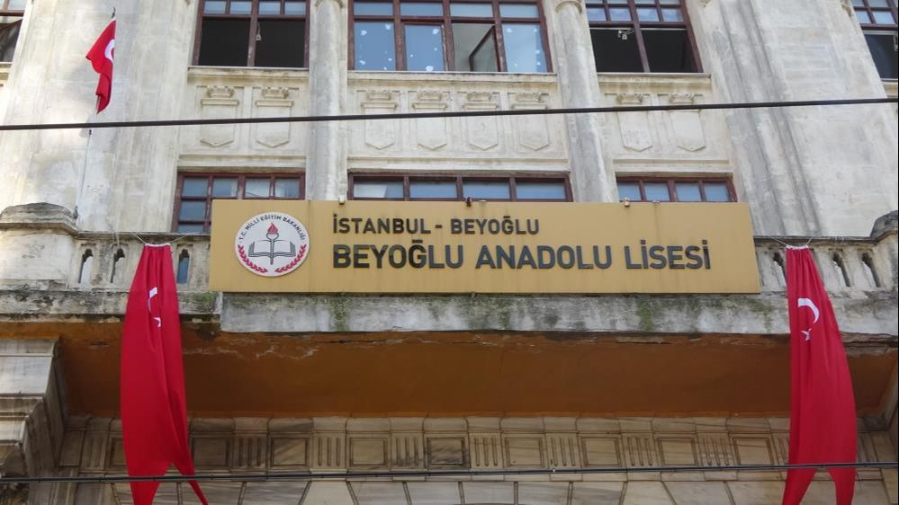 Beyoğlu Anadolu Lisesi'nde sıcak saatler! Sigara içen öğrenci okulu yaktı Beyoğlu Anadolu Lisesi'nde sıcak saatler! Sigara içen öğrenci okulu yaktı - 1. Resim
