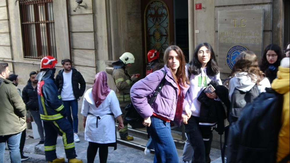 Beyoğlu Anadolu Lisesi'nde sıcak saatler! Sigara içen öğrenci okulu yaktı Beyoğlu Anadolu Lisesi'nde sıcak saatler! Sigara içen öğrenci okulu yaktı - 3. Resim
